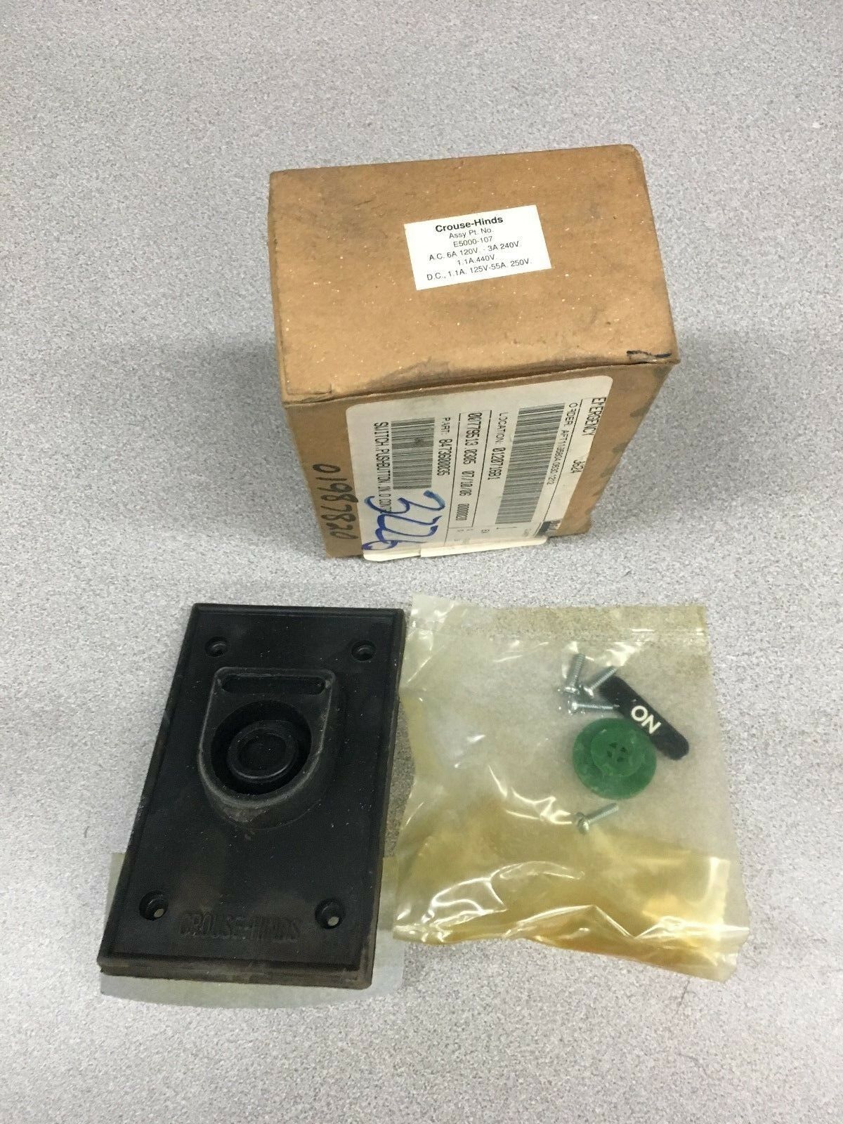 NEW IN BOX CROUSE-HINDS PUSHBUTTON STATION E5000-107