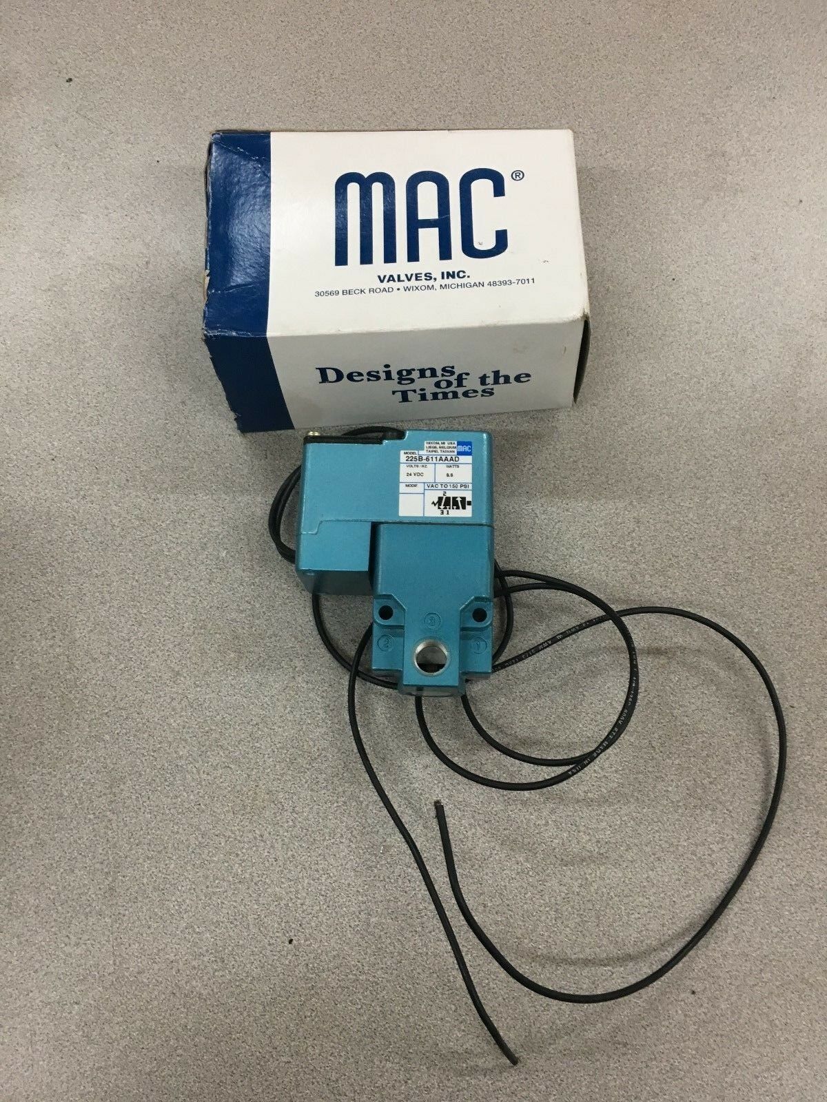 NEW IN BOX MAC PNEUMATIC SOLENOID VALVE 225B-611AAAD