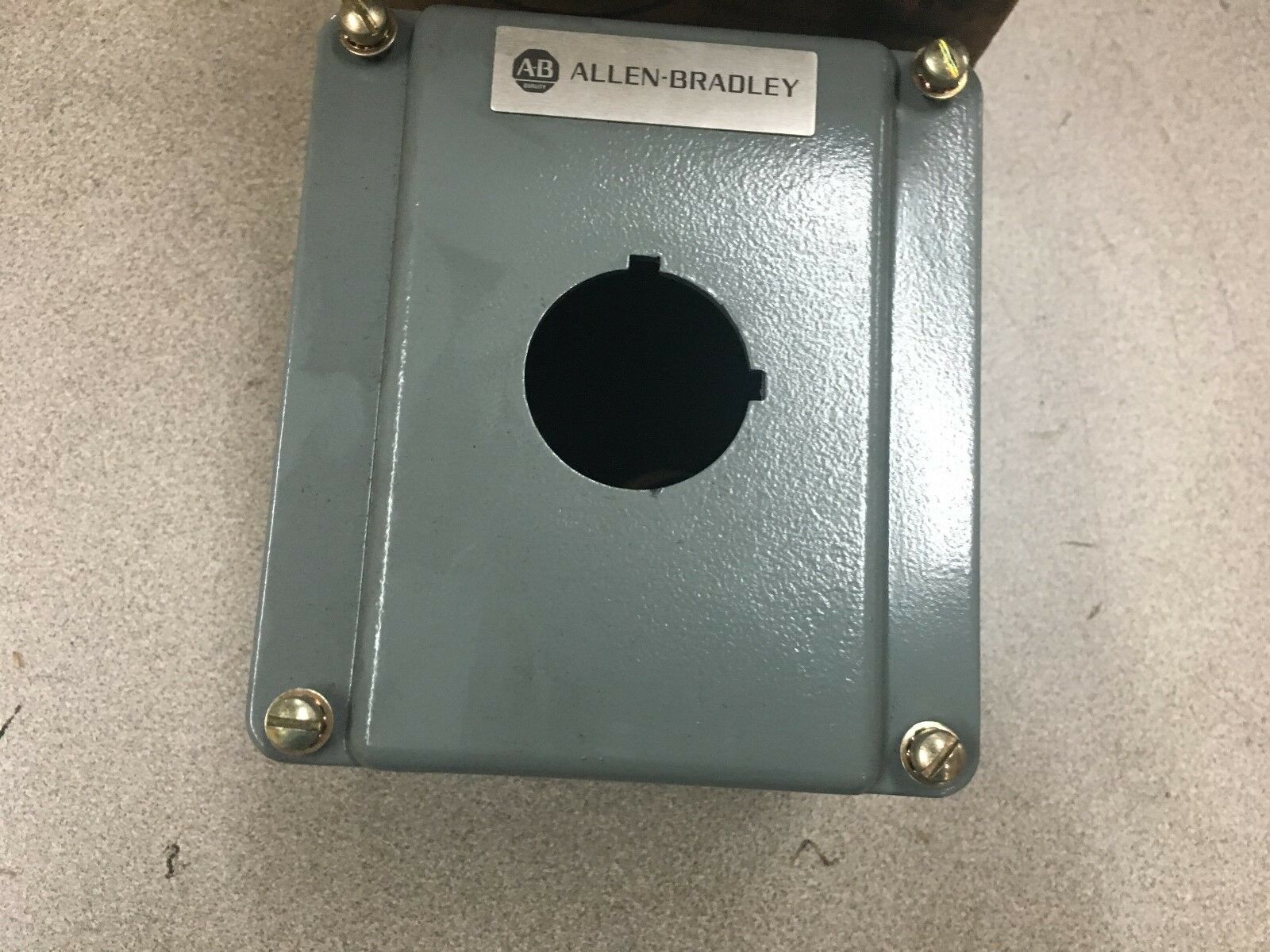 NEW IN BOX ALLEN-BRADLEY SELECTOR SWITCH STATION 800R-R3TA SERIES T