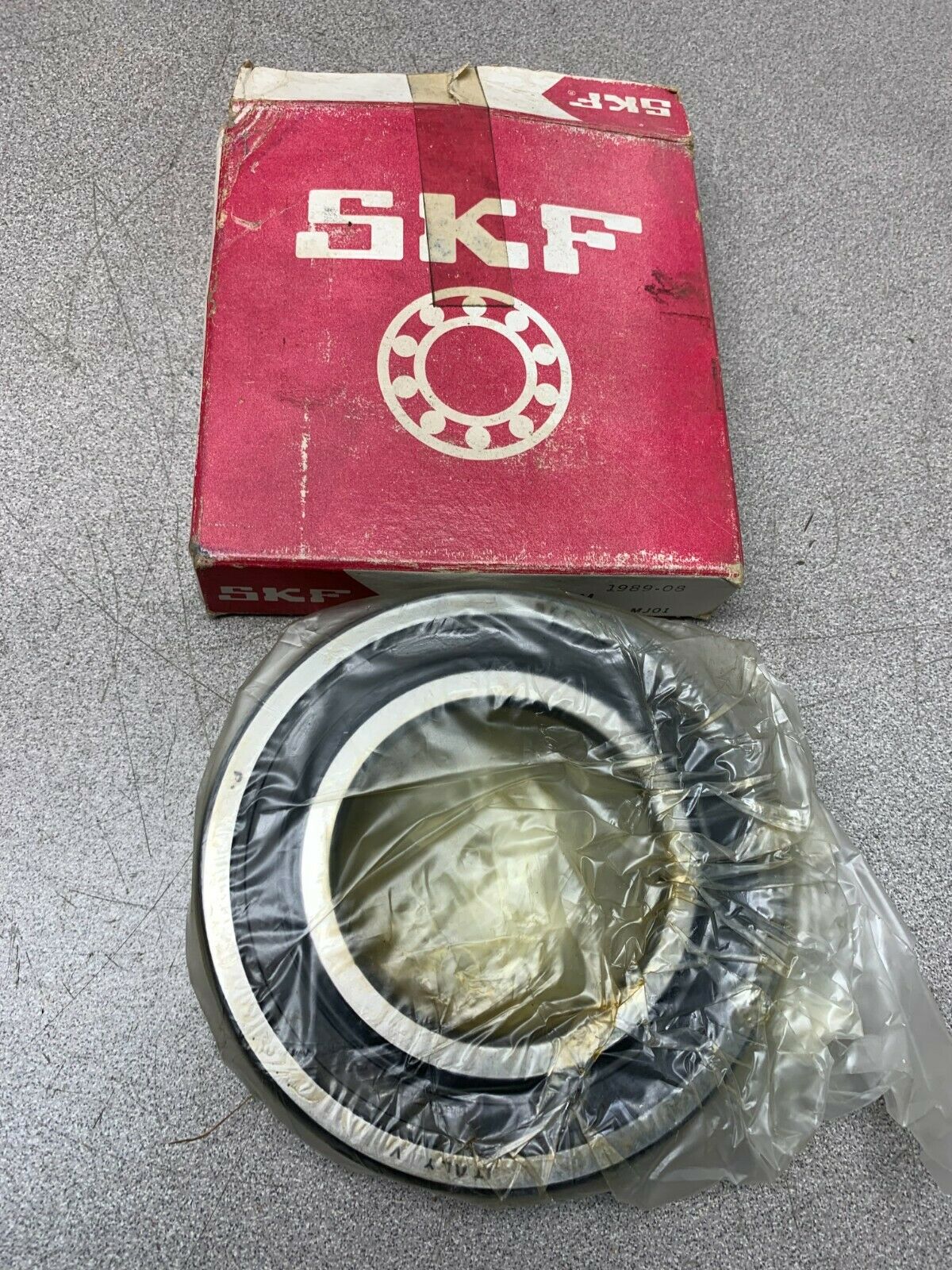 NEW IN BOX SKF BALL BEARING 6213 2RS J/EM