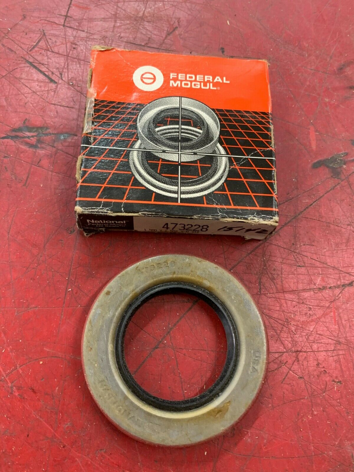 NEW IN BOX FEDERAL MOGULE OILSEAL 473228