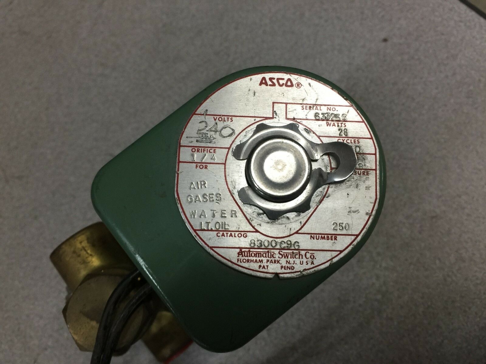 NEW NO BOX ASCO 1/4"NPT 250PSI 240VAC SOLENOID VALVE 8300C9G