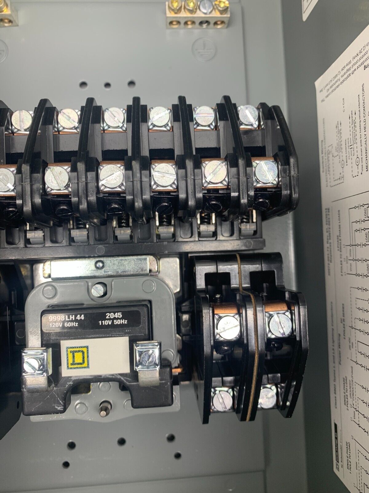 NEW NO BOX SQUARE D LIGHTING CONTACTOR WITH ENCLOSURE 8903LA1200V02 SERIES D