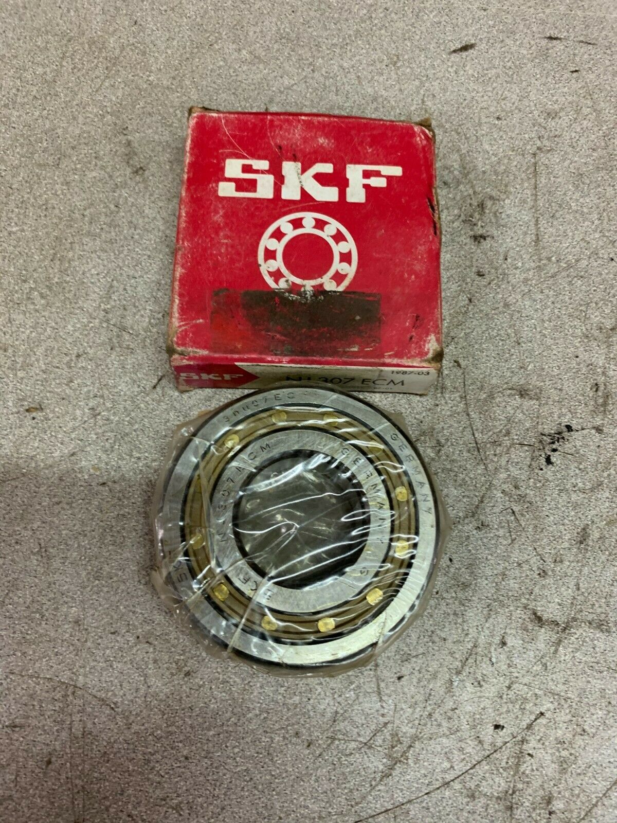 NEW IN BOX SKF BALL BEARING NJ 307 ECM