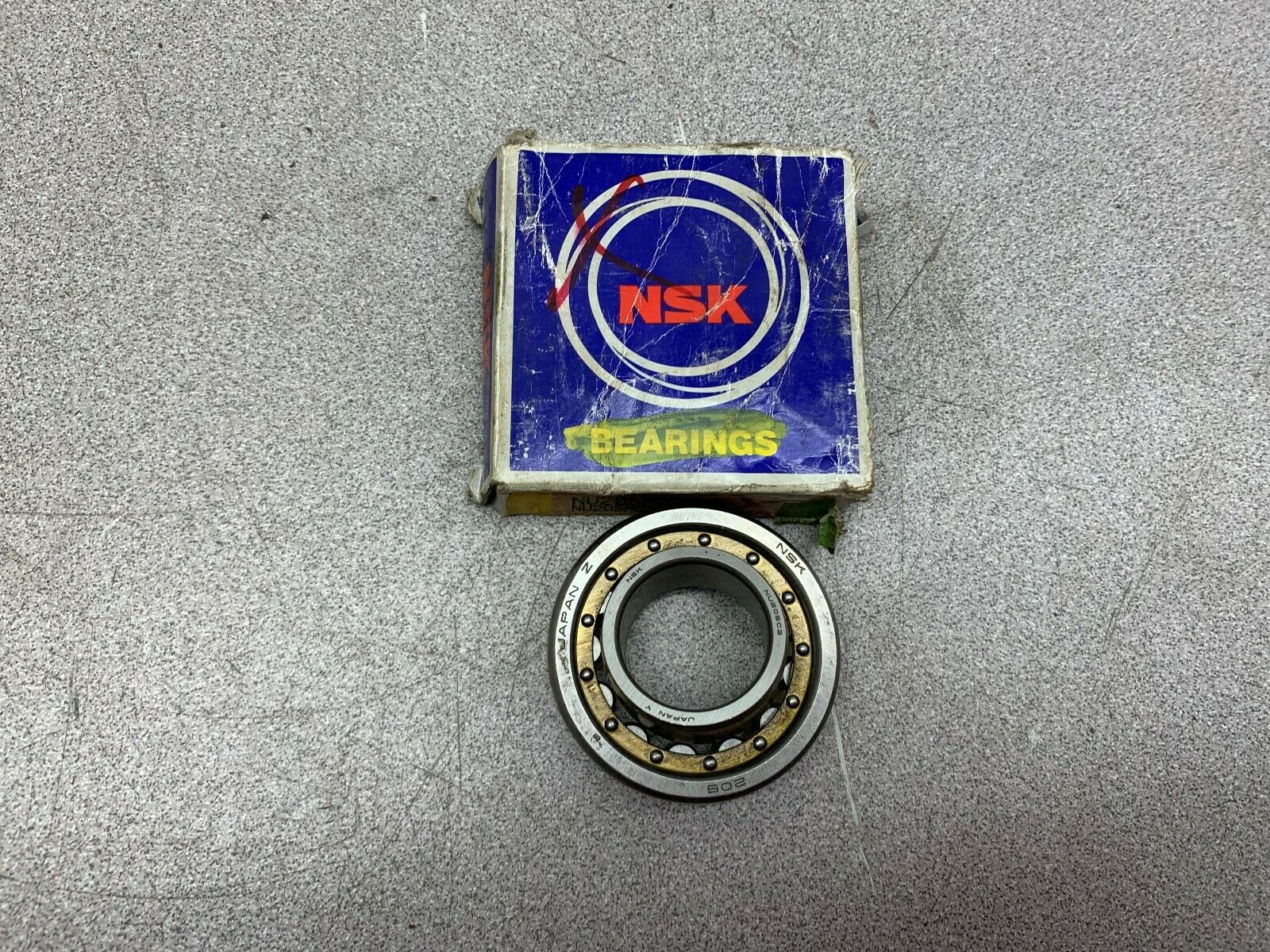 NEW IN BOX NSK BEARING NU205MC3E