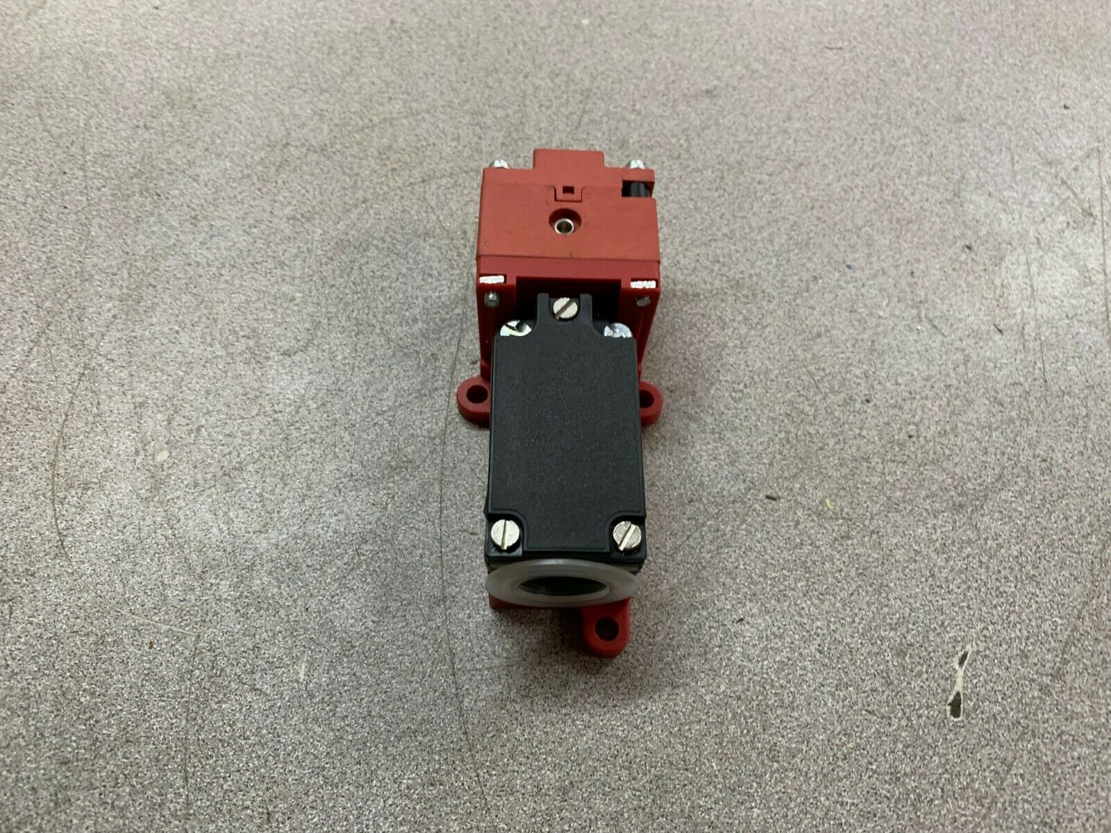 NEW NO BOX SCHMERSAL SAFETY SWITCH TZG 03.110