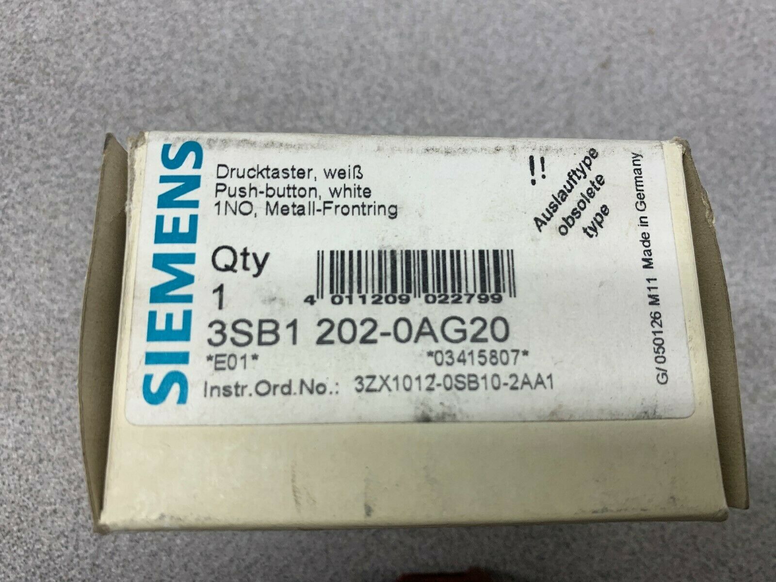 NEW IN BOX SIEMENS PUSHBUTTON 3SB1 202-0AG20