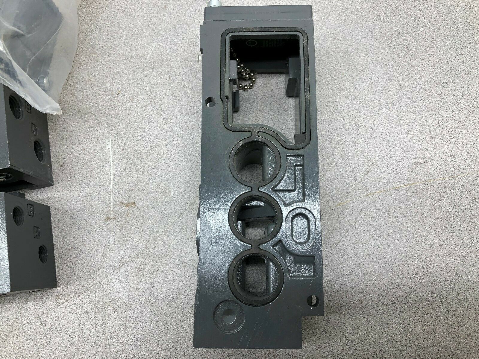 NEW NO BOX LOT OF 4 NUMATICS VALVE MANIFOLD BASE HH-5