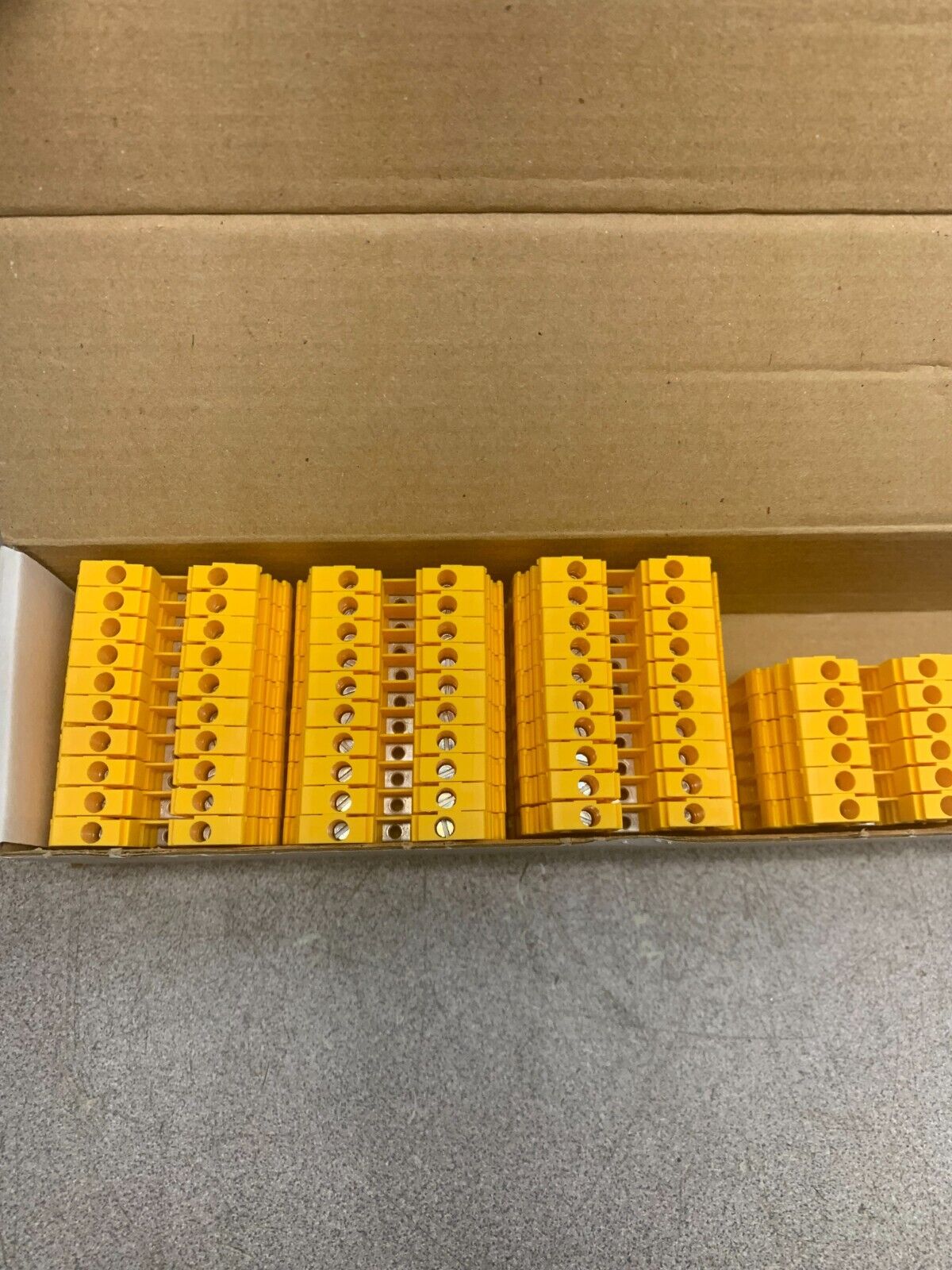 NEW BOX OF 36 ABB TERMINAL BLOCKS 1SNA105486R1200