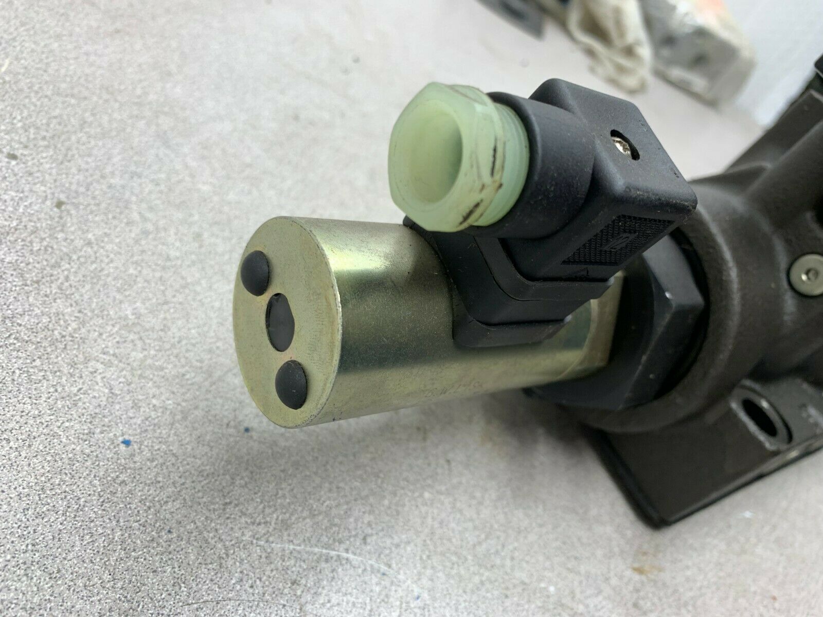 NEW PARKER HYDRAULIC VALVE D1VHW4CNYCF56 PILOT D61VW9C2NYCF5616 75