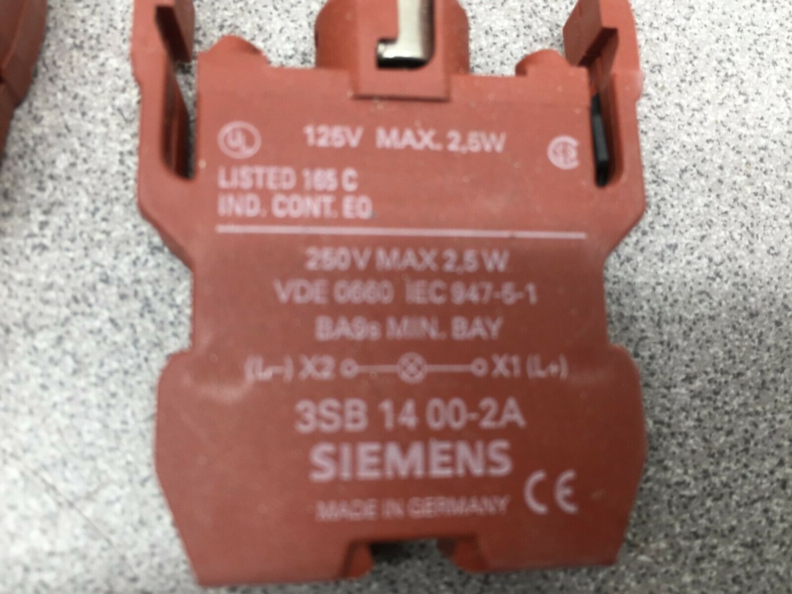 NEW IN BOX OF 10 SIEMENS 24V LAMPHOLDER 3SB1 400-2H