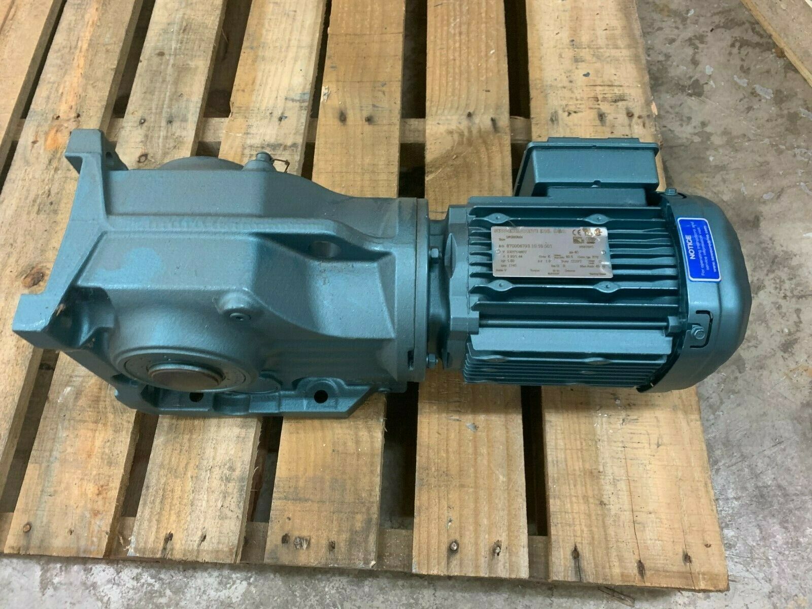 NEW NO BOX SEW-EURODRIVE 1HP 22.66RPM GEAR MOTOR KA67BDRE80M4 REDUCER DRE80M4