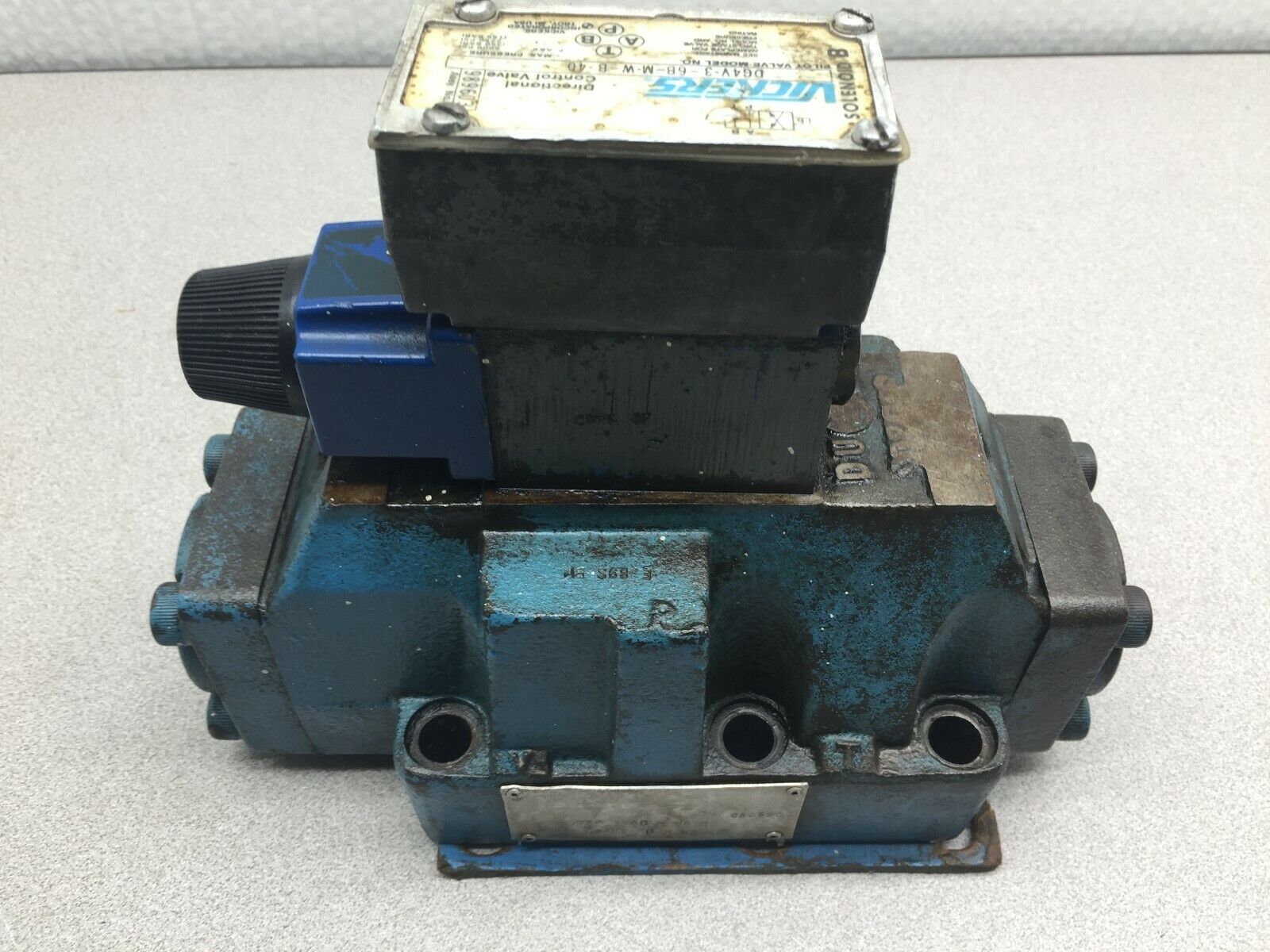 USED VICKERS HYDRAULIC SOLENOID VALVE DG5S-8-6B-M-W-B-20 *MISSING FACEPLATE*