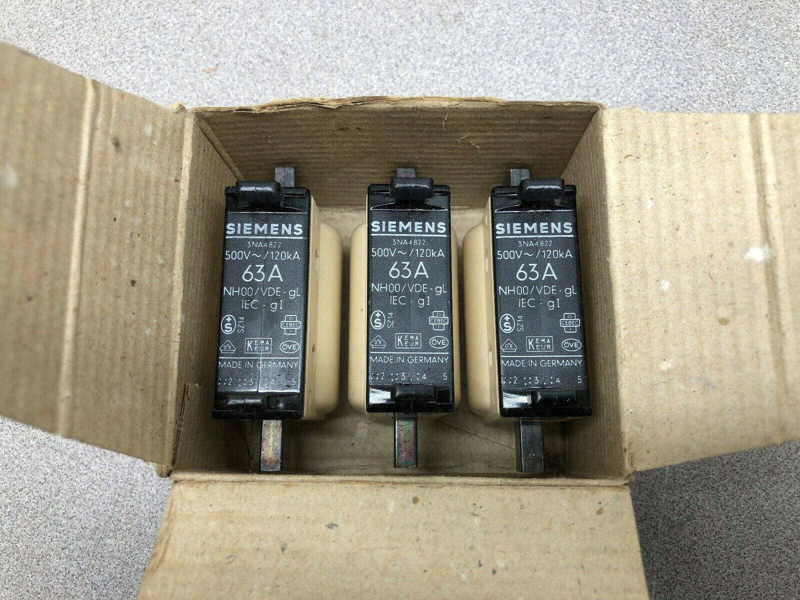 NEW IN BOX OF 3 SIEMENS 63 AMP 500 V FUSE 3NA4822