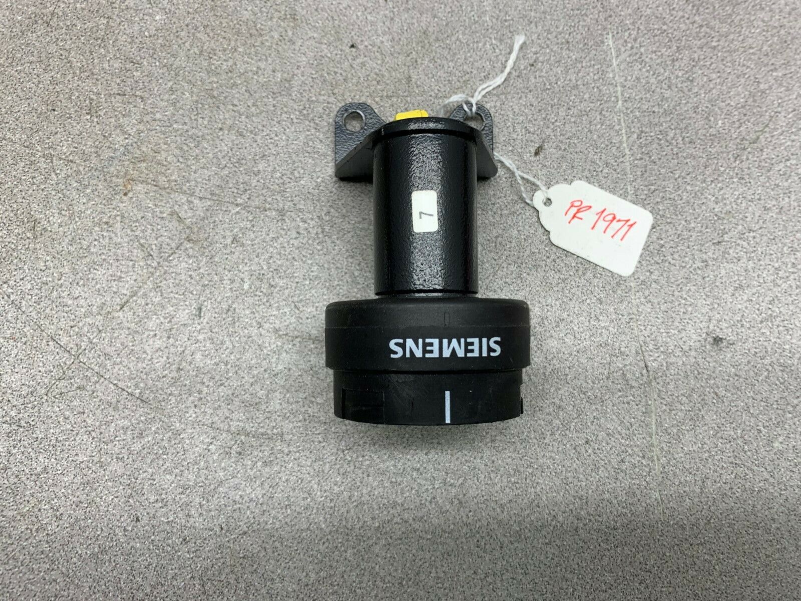 USED SIEMENS LIGHT MOUNTING BASS 8WD4 208-0AA