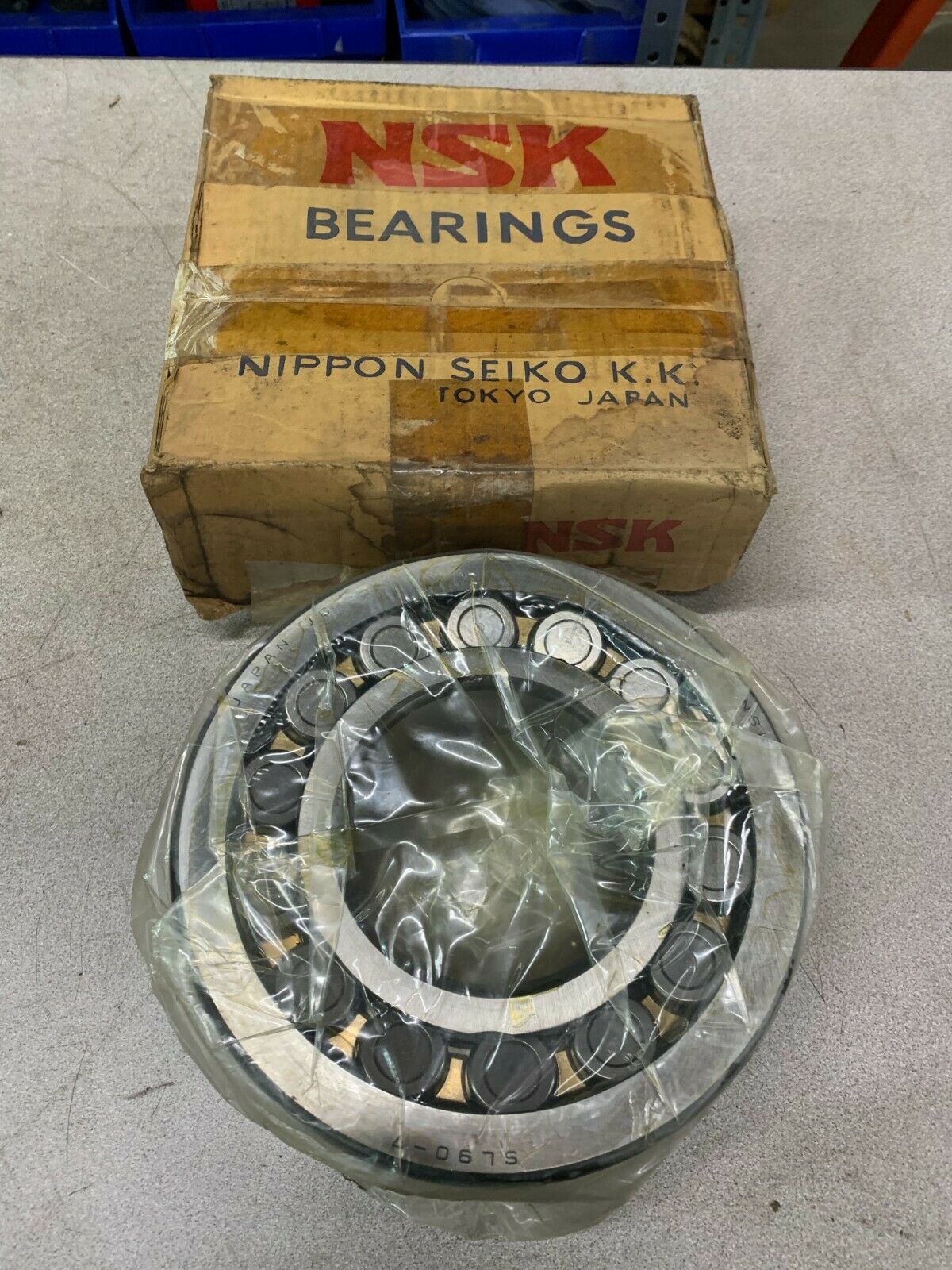 NEW IN BOX NSK ROLLER BEARING 22318VAG