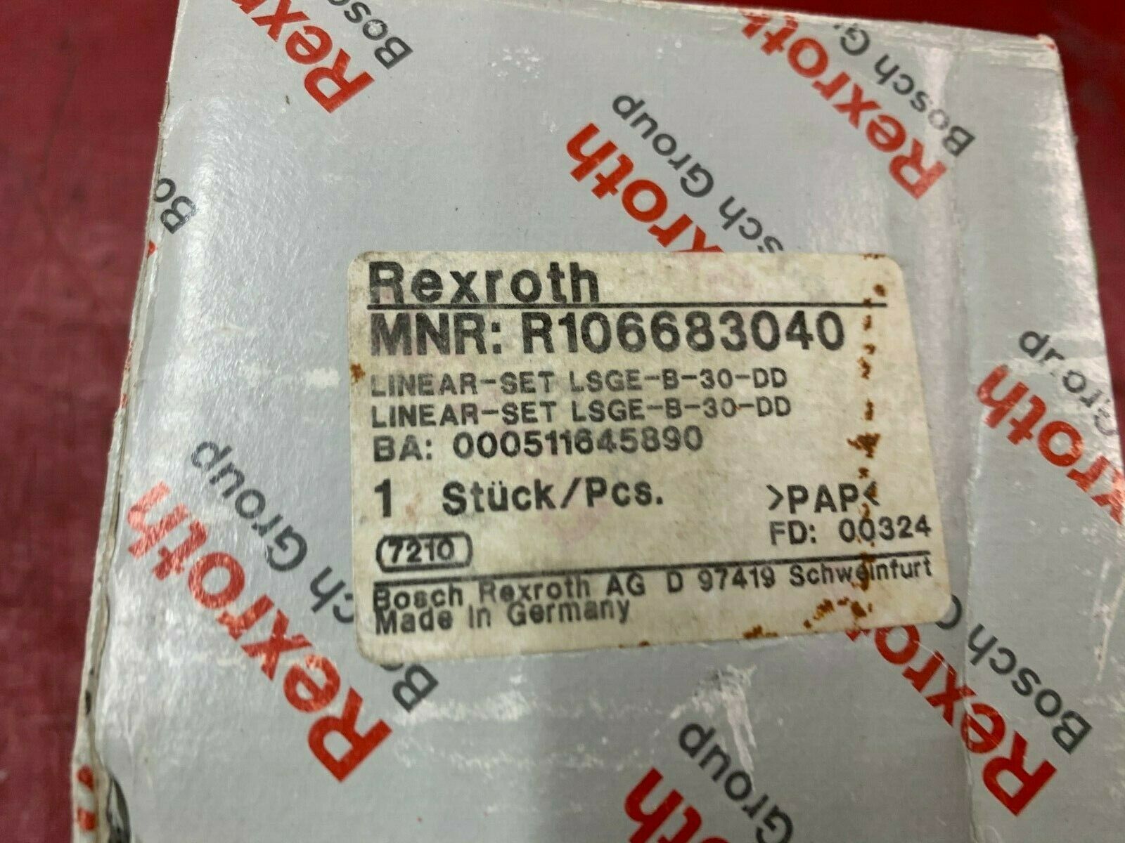 NEW IN BOX REXROTH LINEAR BLOCK BEARING R106683040