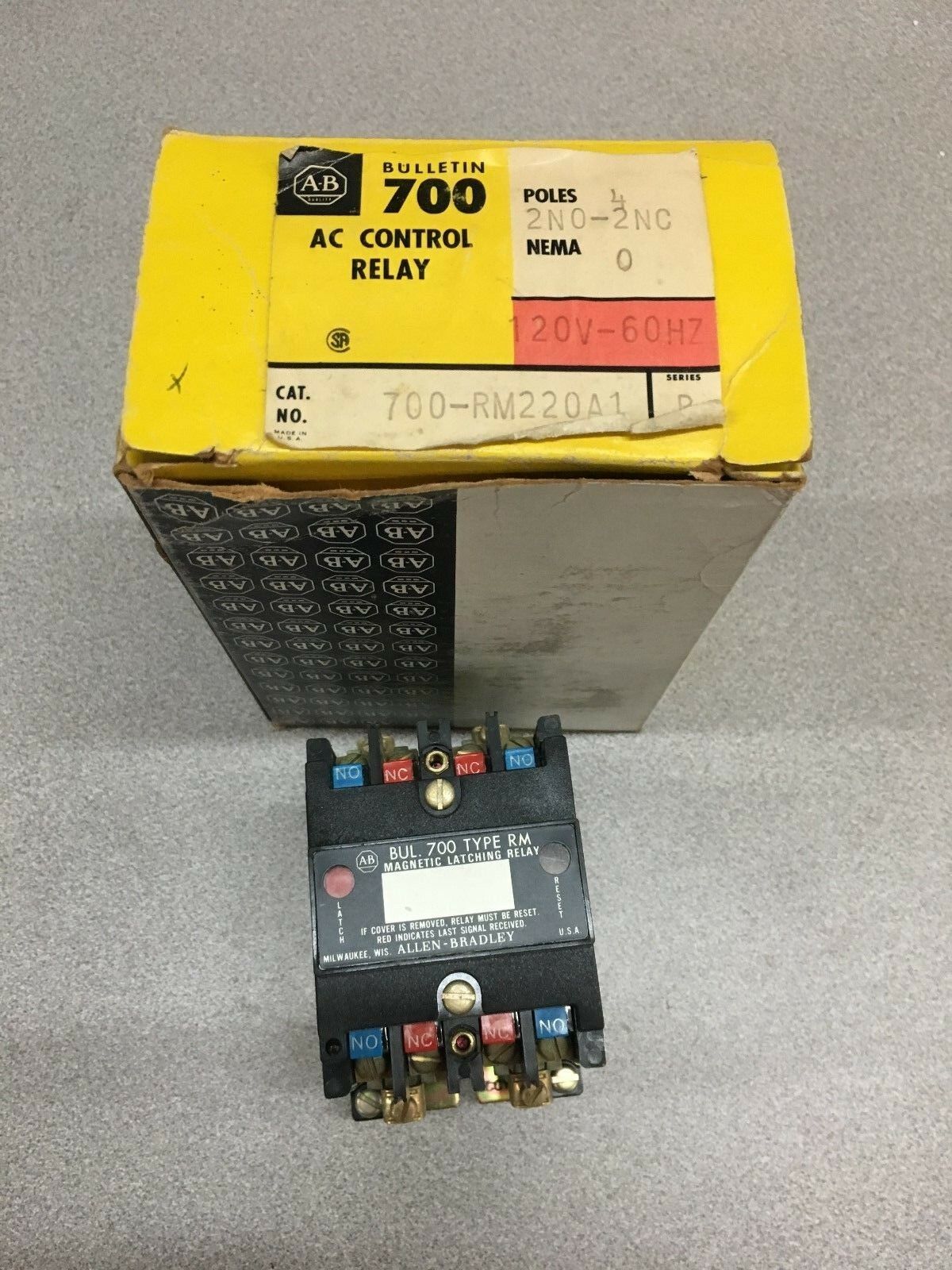 NEW IN BOX ALLEN-BRADLEY AC CONTROL RELAY 700-RM220A1 SERIES B