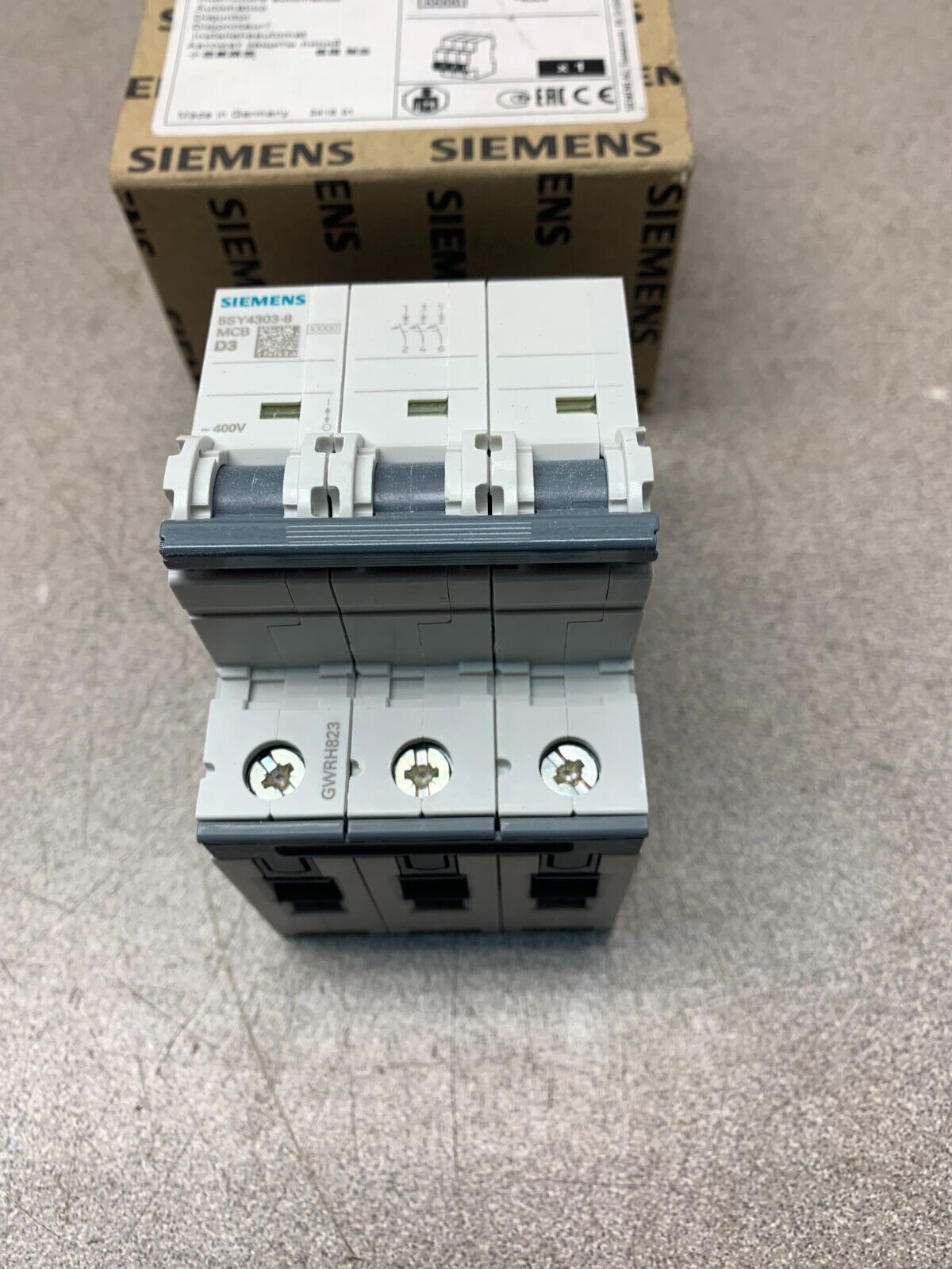 NEW IN BOX SIEMENS D3 3P 400V. CIRCUIT BREAKER 5SY4303-8