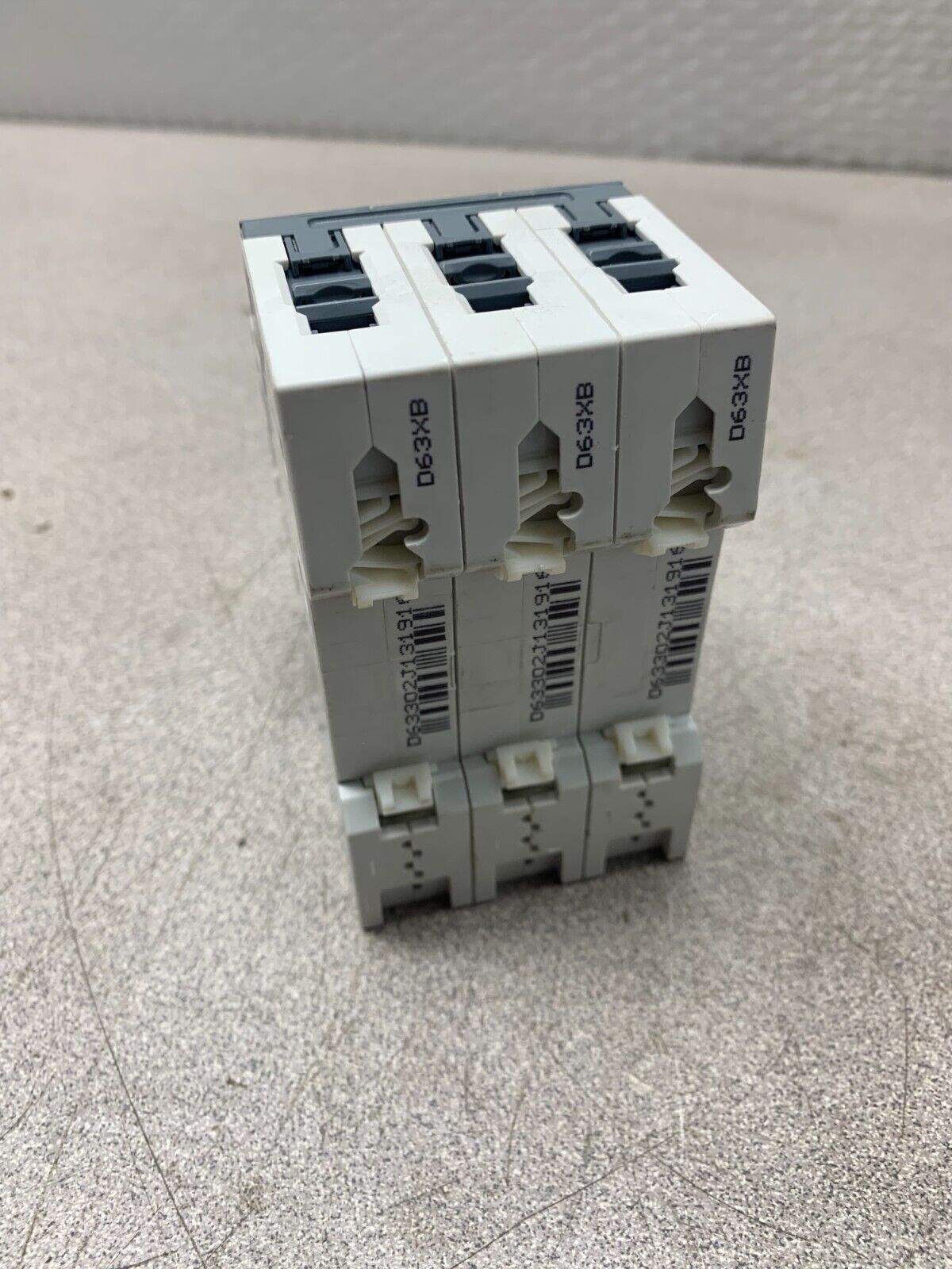 USED SIEMENS 3 POLE CIRCUIT BREAKER 5SY4363-8