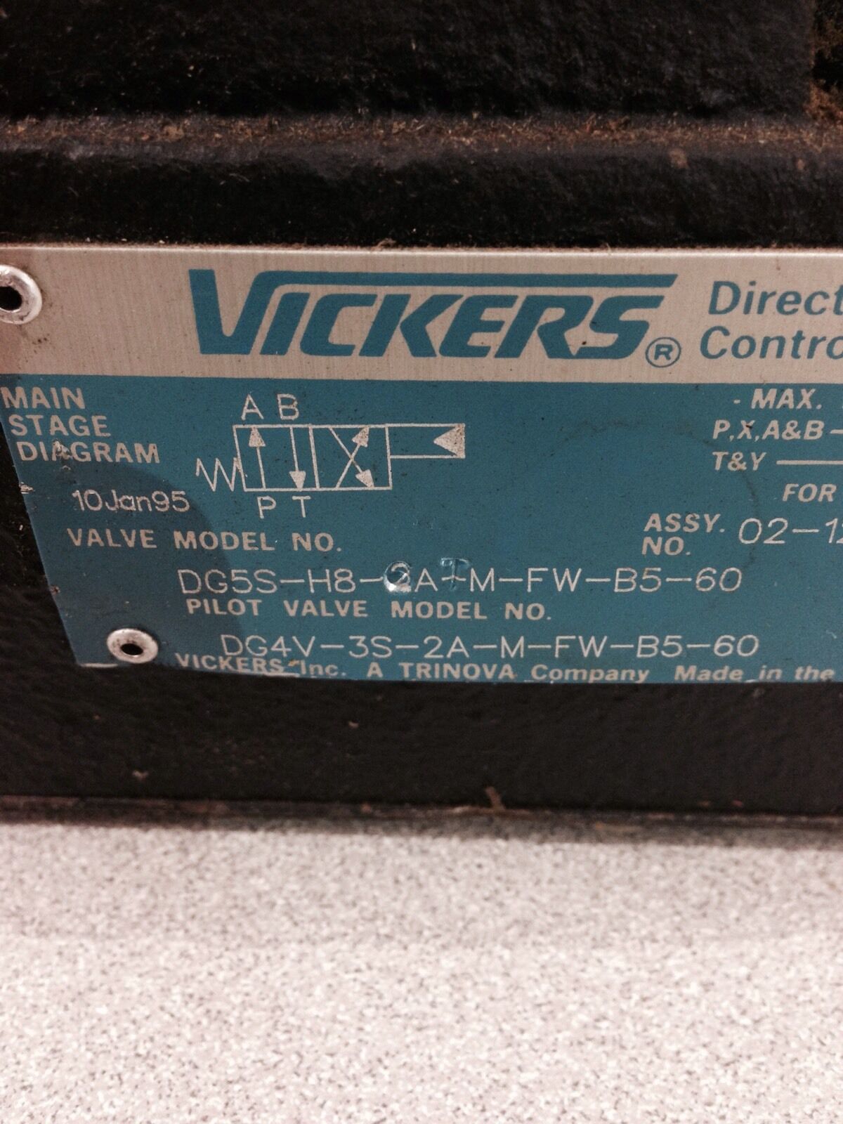 NEW VICKERS DIRECTIONAL VALVE DG5S-H8-2A-M-FW-B5-60 WITH DG4V-3S-2A-M-FW-B5-60