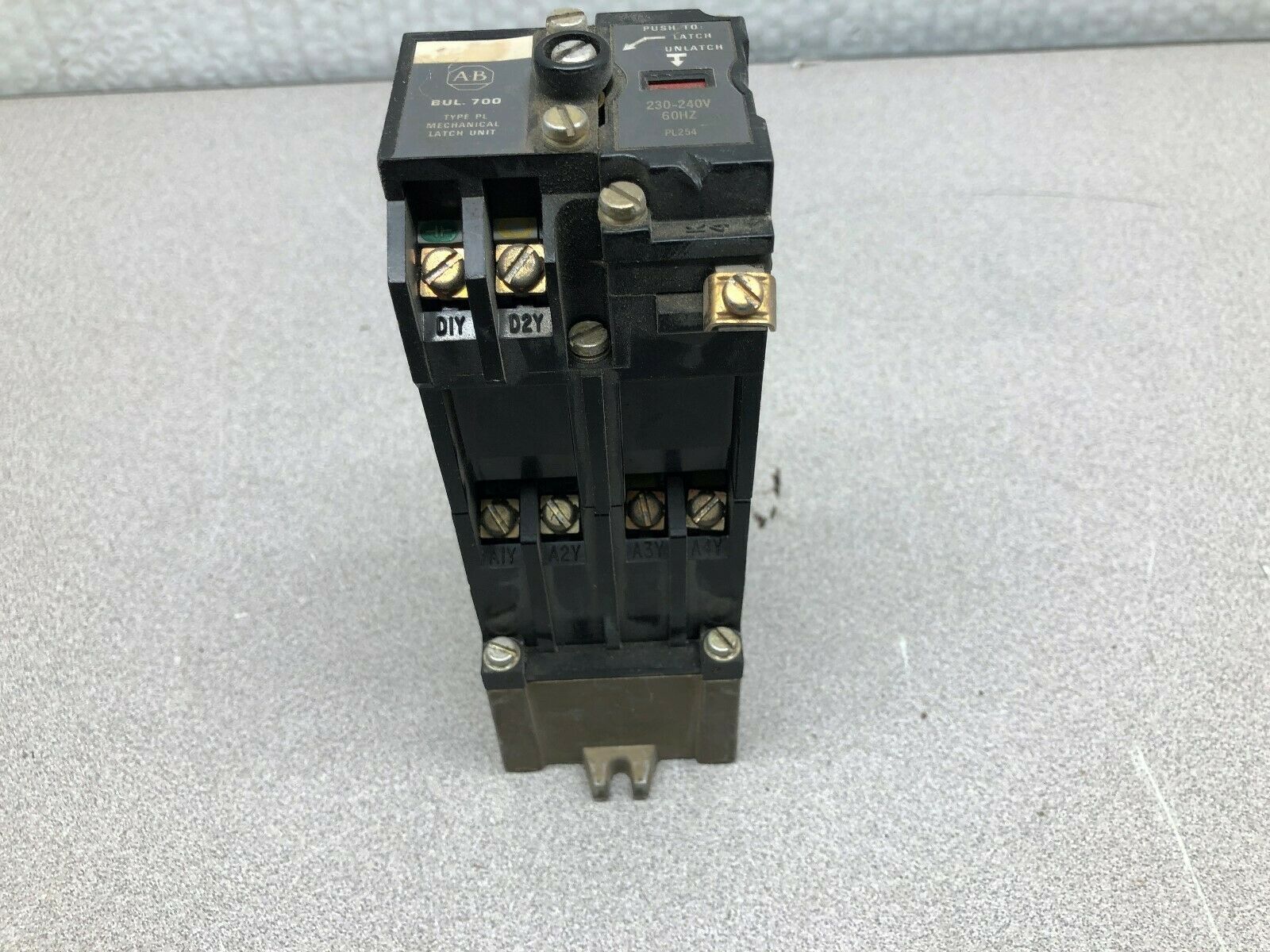 USED ALLEN BRADLEY 240 VAC LATCHING RELAY 700-PLL11A2  /  700-P400A1