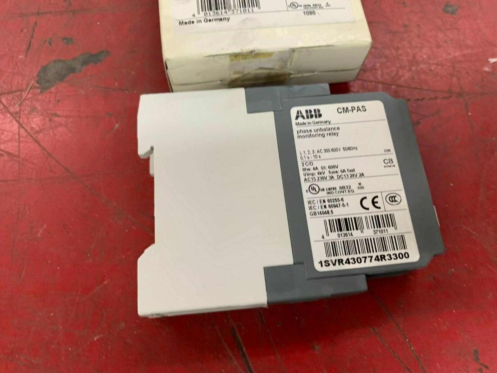 NEW IN BOX ABB RELAY 1SVR430774R3300