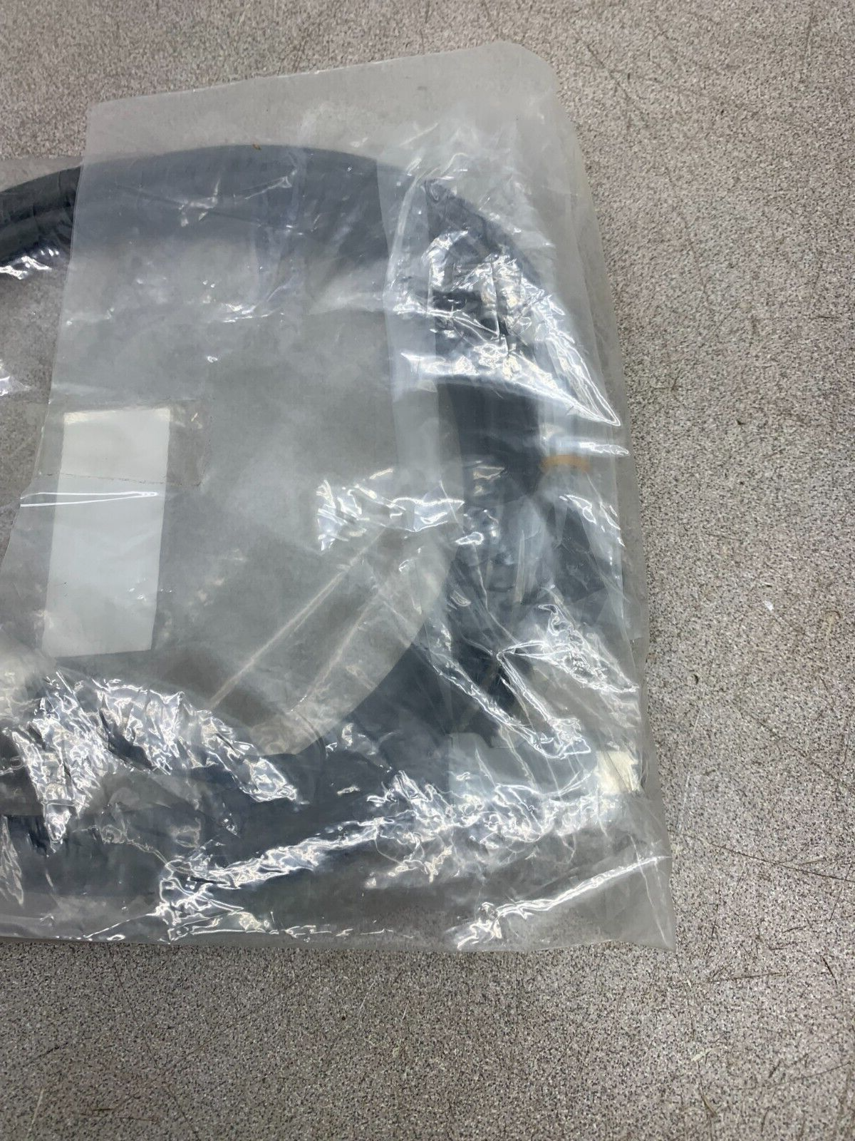 NEW IN PACKAGE YASKAWA ENCODER CABLE JZSP-CSP05-03-E