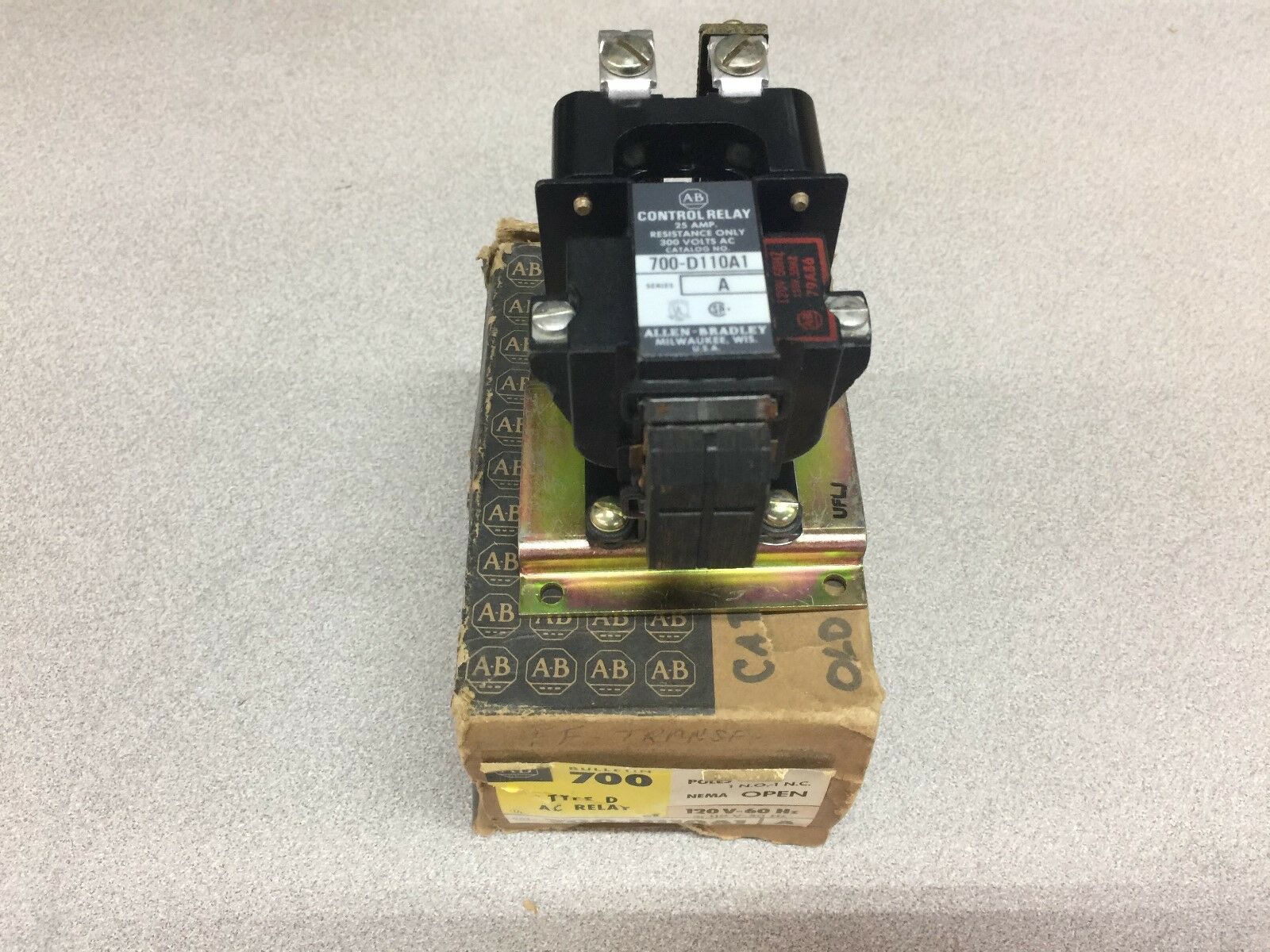 NEW IN BOX ALLEN BRADLEY TYPE D AC RELAY 2 POLES 700-D110A1