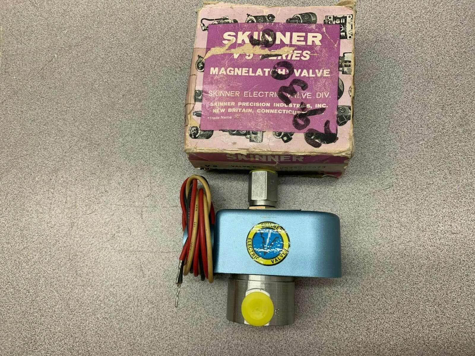 NEW IN BOX SKINNER 120VAC. SOLENOID VALVE V55RBM2075