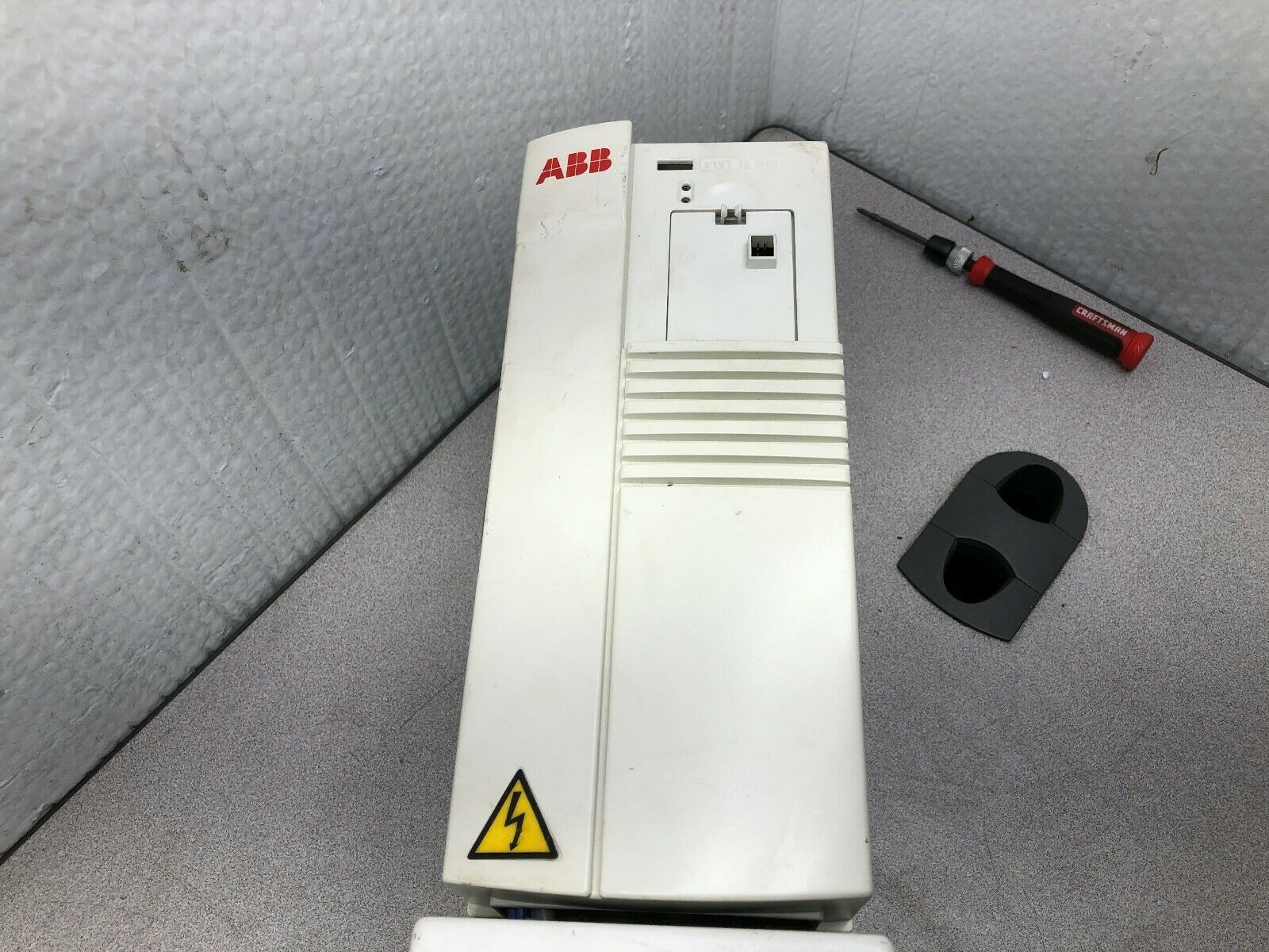 USED ABB 2.2 KW 3HP 480 VAC 3 PH DRIVE WITH ELETRONIC BYPASS  ACH401600432