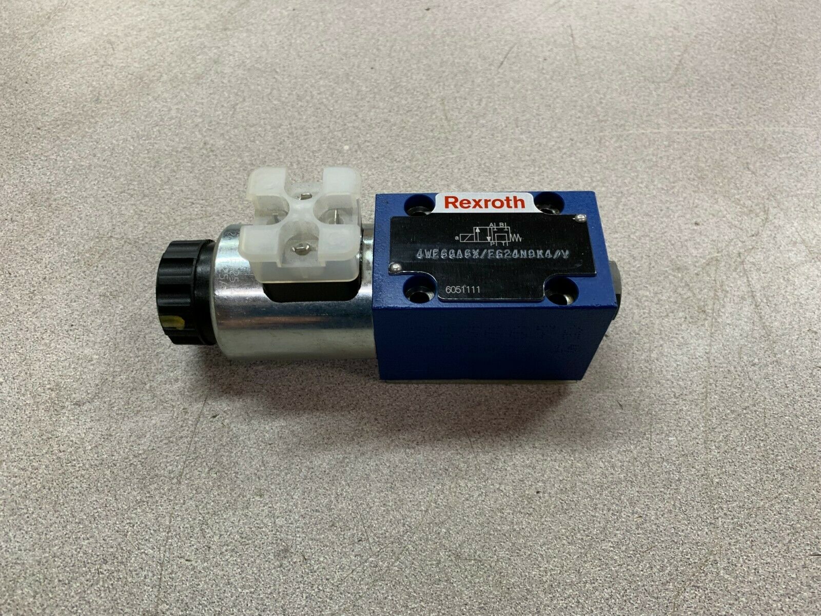 NEW NO BOX HYDRAULIC CONTROL VALVE 4WE6GA6X/EG24N9K4/V