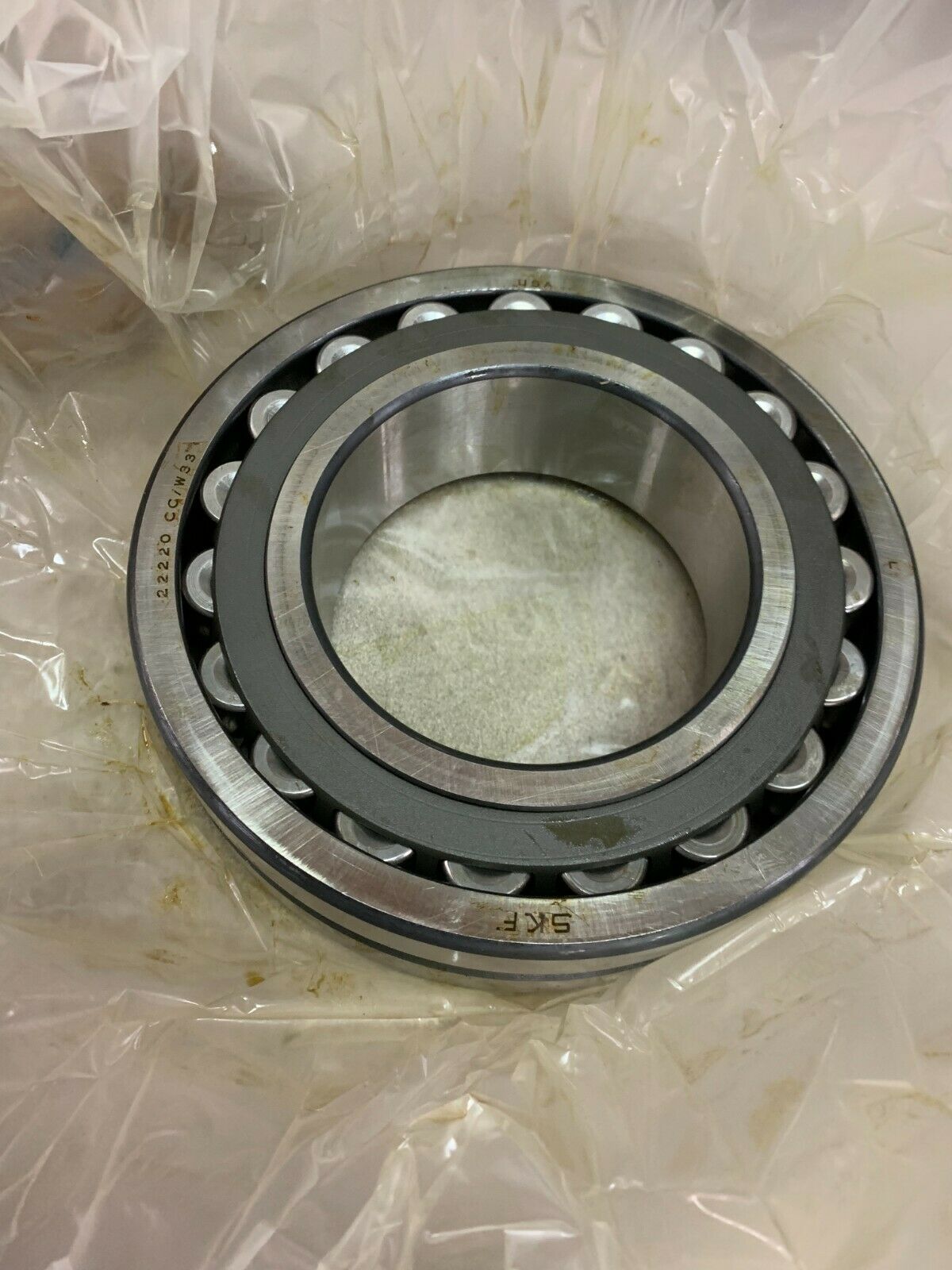 NEW IN BOX SKF 22220CCJW33 SPHERICAL ROLLER BEARING 22220 CCJ/W33