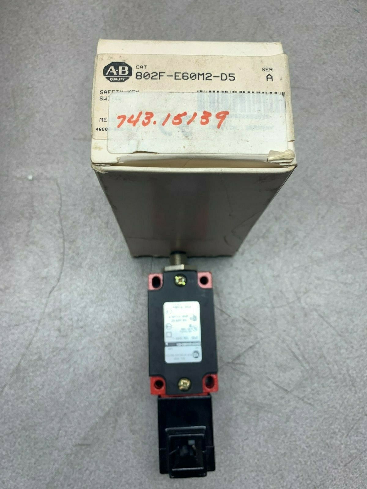 NEW IN BOX ALLEN BRADLEY SWITCH 802F-E60M2-D5 SERIES A