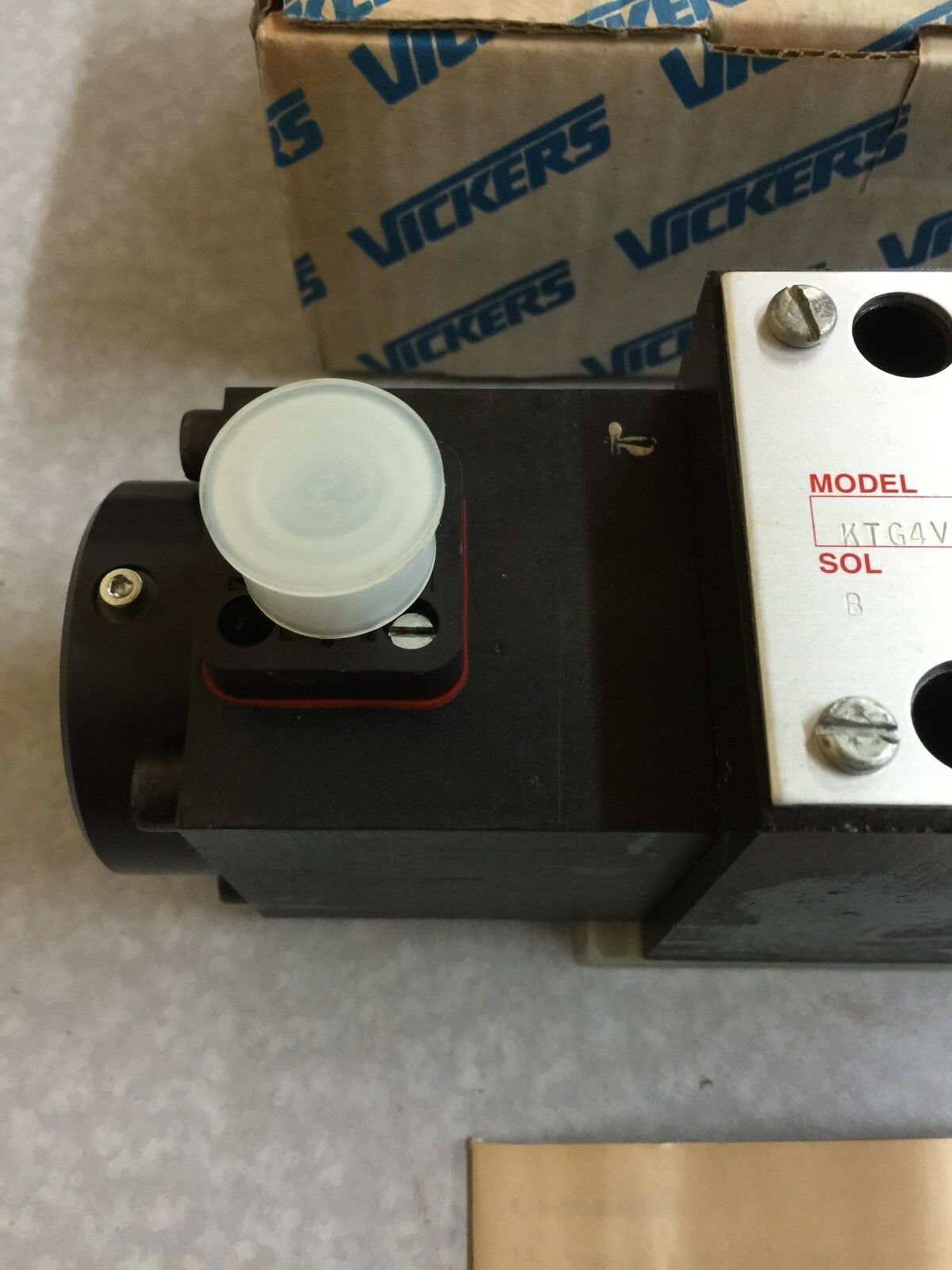 NEW IN BOX VICKERS 565332 KS4 PROPORTIONAL VALVE KTG4V 5 2B30N Z M U H7 30