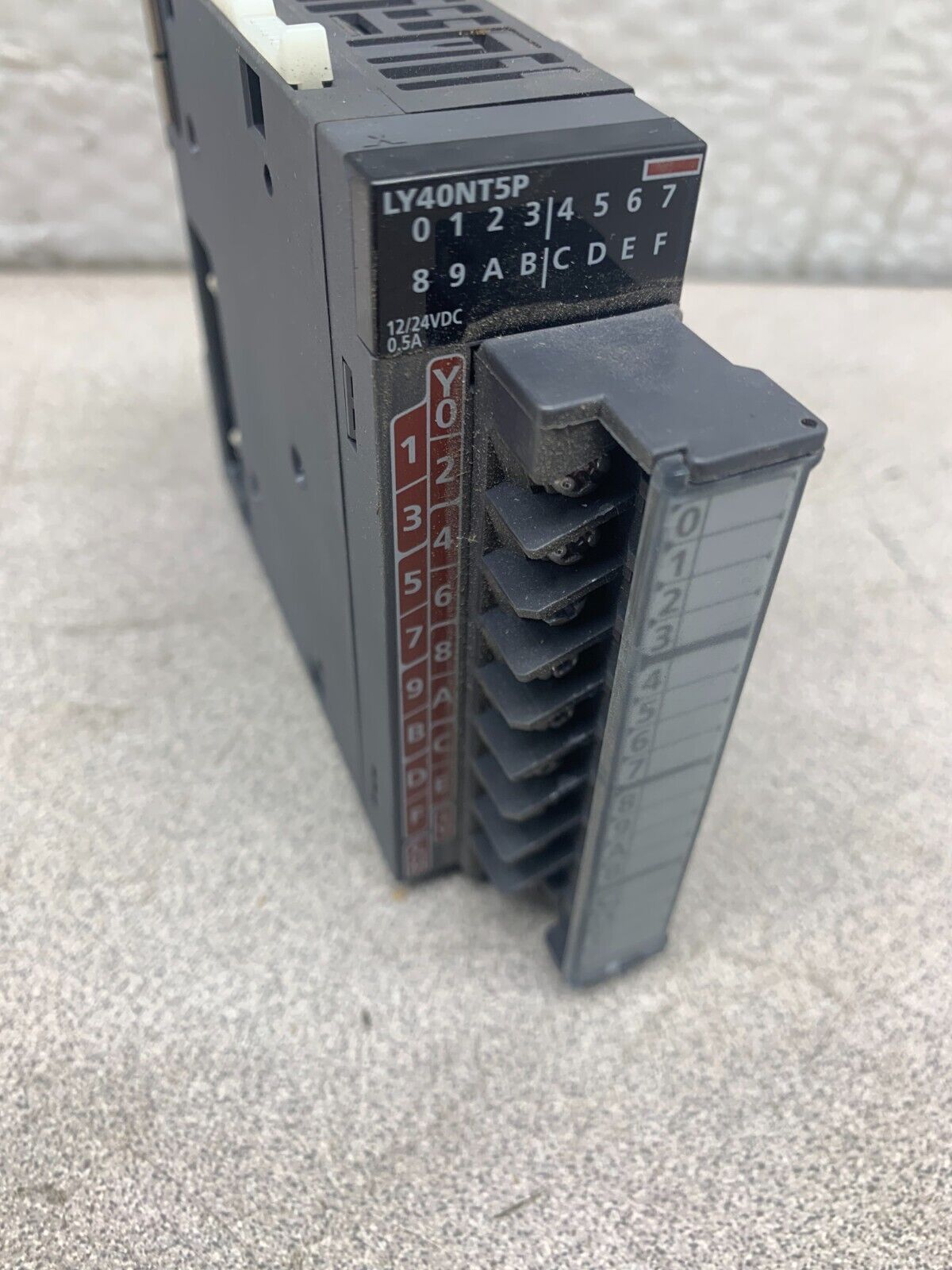 USED MITSUBISHI MELSEC OUTPUT UNIT MODULE LY40NT5P