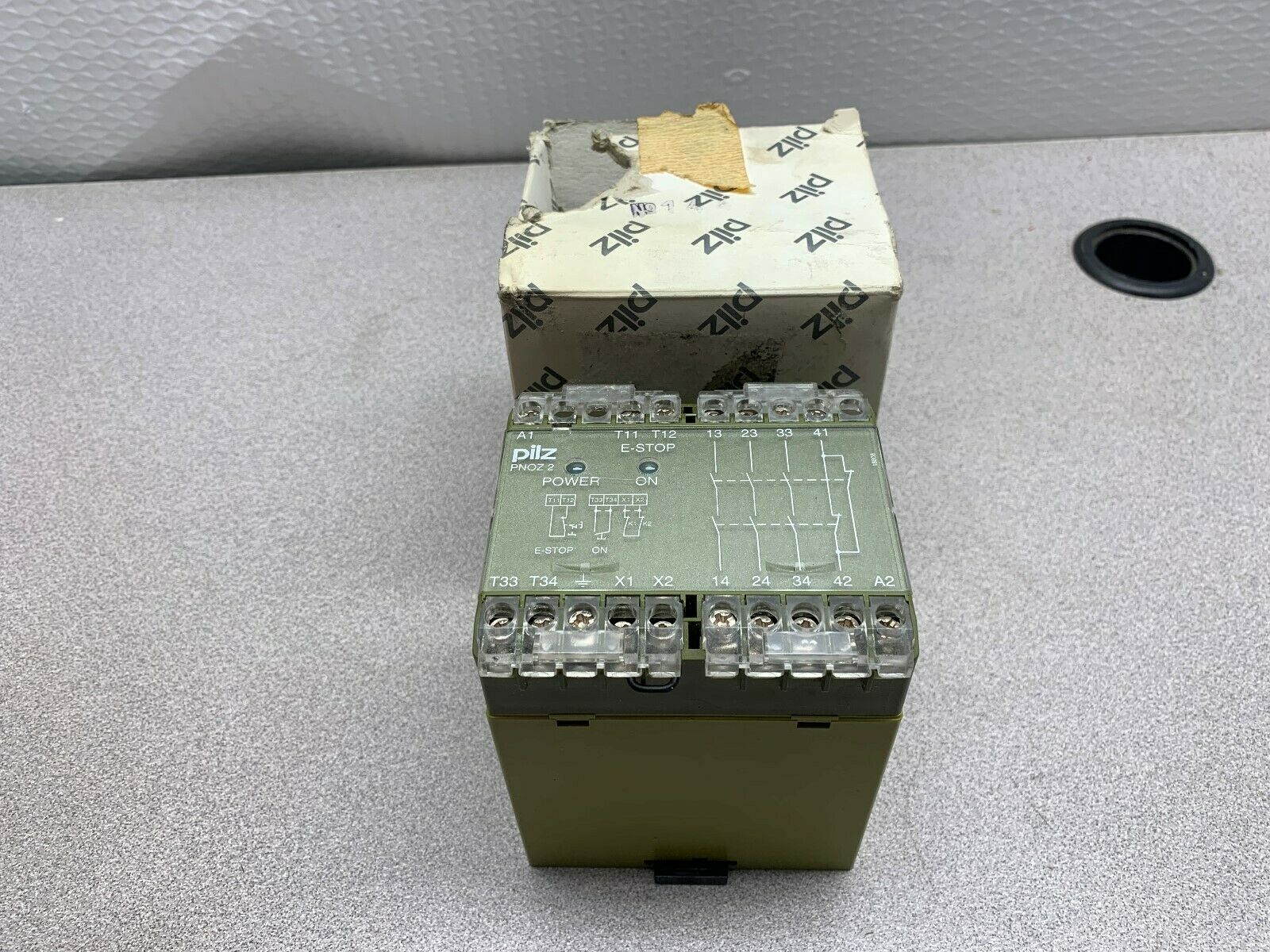 NEW IN BOX PILZ 475730 SAFETY RELAY PNOZ2 3S 1O