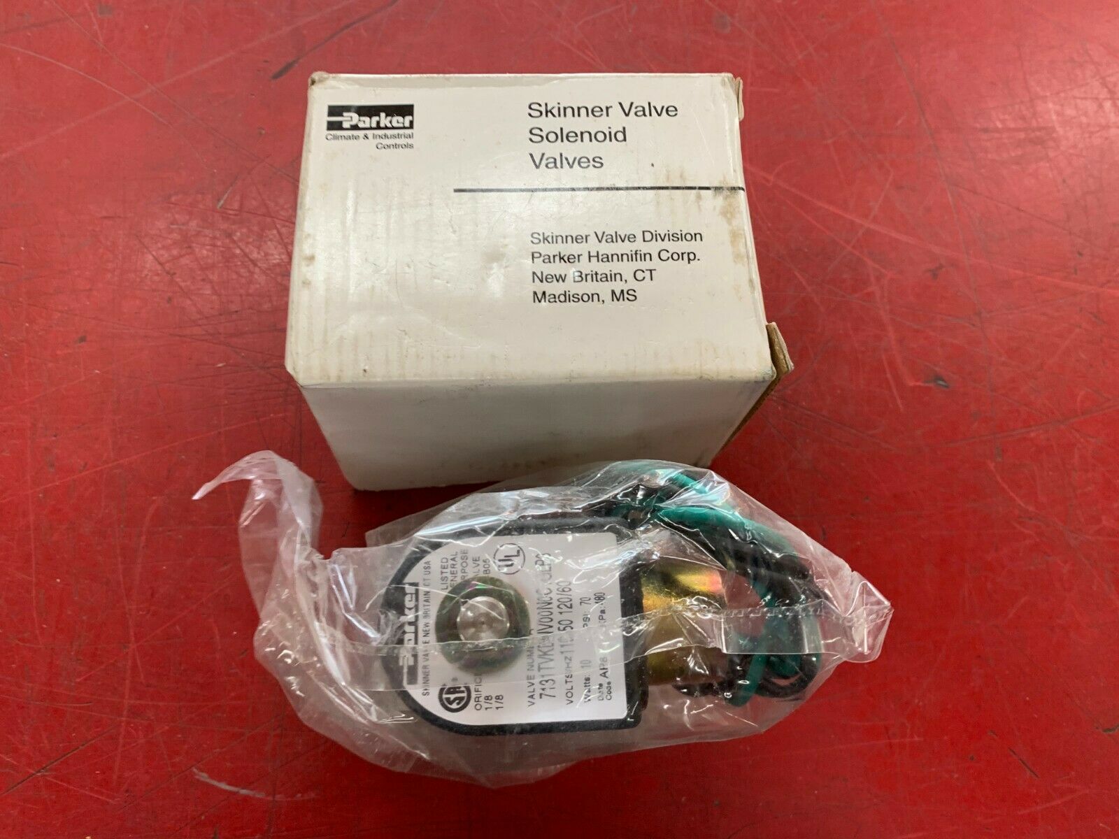 NEW IN BOX PARKER SOLENOID VALVE 7131TVKDNV00N0C16CP3