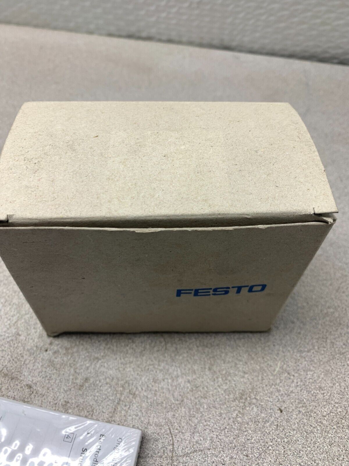 NEW IN BOX FESTO 1/2" 24VDC. SOLENOID VALVE VZWF-B-L-M22C-N12-135-1P4-10