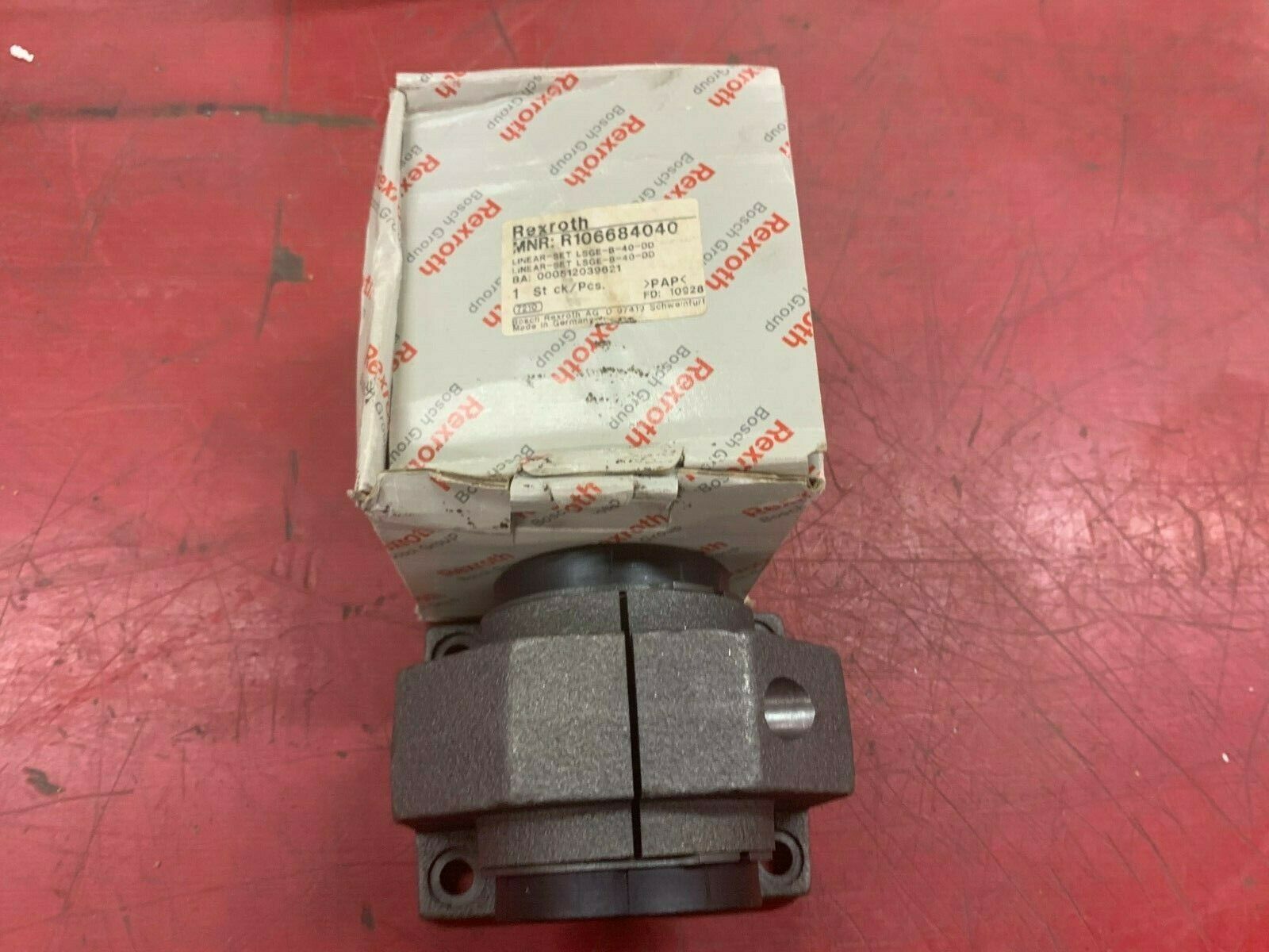 NEW IN BOX REXROTH LINEAR BEARING R106684040