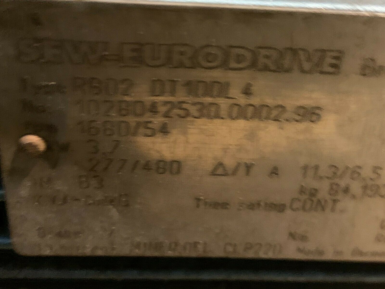 NEW SEW-EURODRIVE GEARMOTOR R802 DT100L4 SPEED REDUCER R80DT100L4