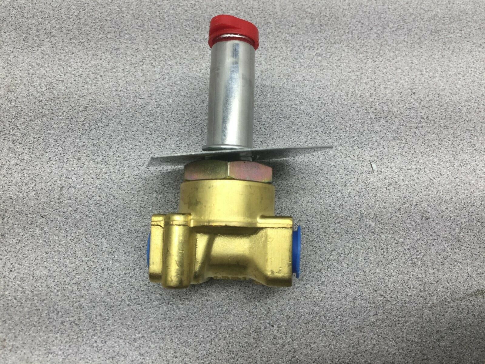 NEW IN BOX ASCO SOLINOID VALVE 1/4NPT 200PSI (NO COIL) X8262G202V13244