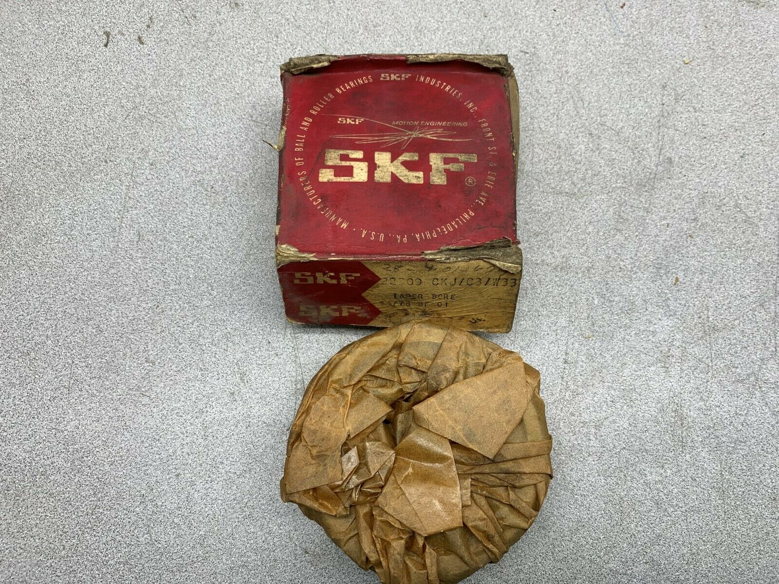 NEW IN BOX SKF BEARING 22209 CKJ/C3/W33