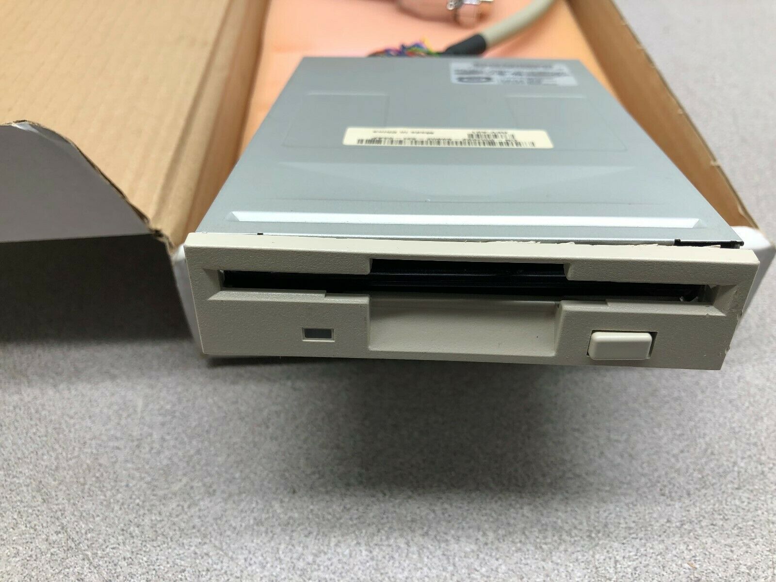 NEW IN BOX SAMSUNG FLOPPY DISC DRIVE SFD-321JADNR / CN-05U692-69802-321-03AP