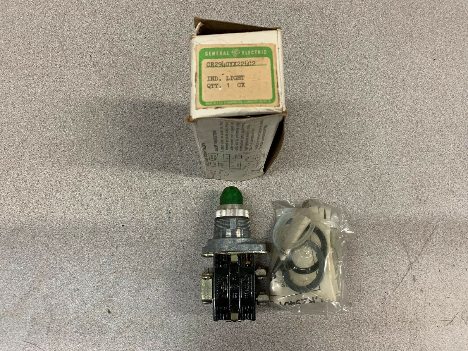 NEW IN BOX GE IND. LIGHT CR2940YX224C2