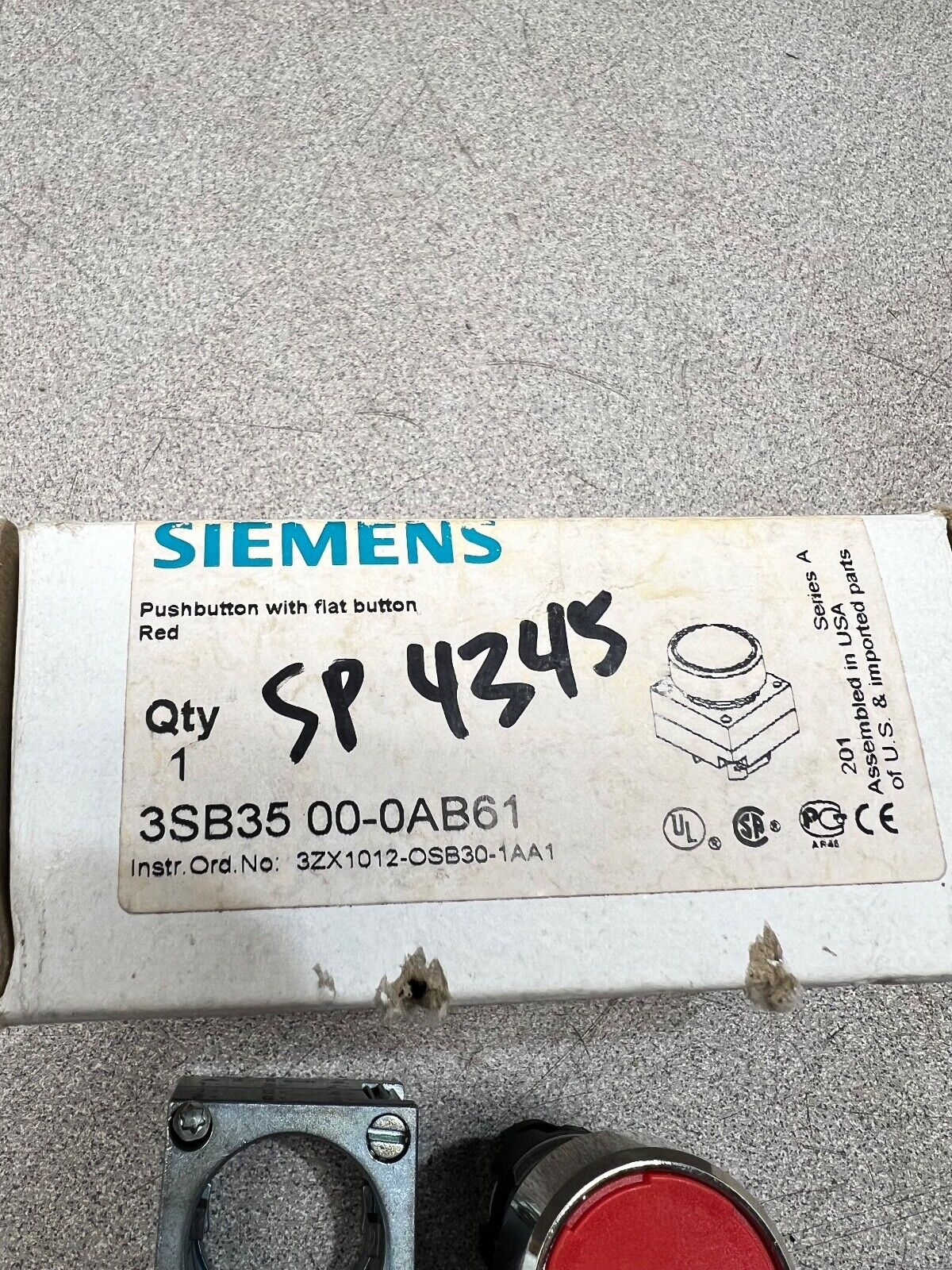 NEW IN BOX SIEMENS RED PUSHBUTTON WITH FLAT BUTTON 3SB35 00-0AB61