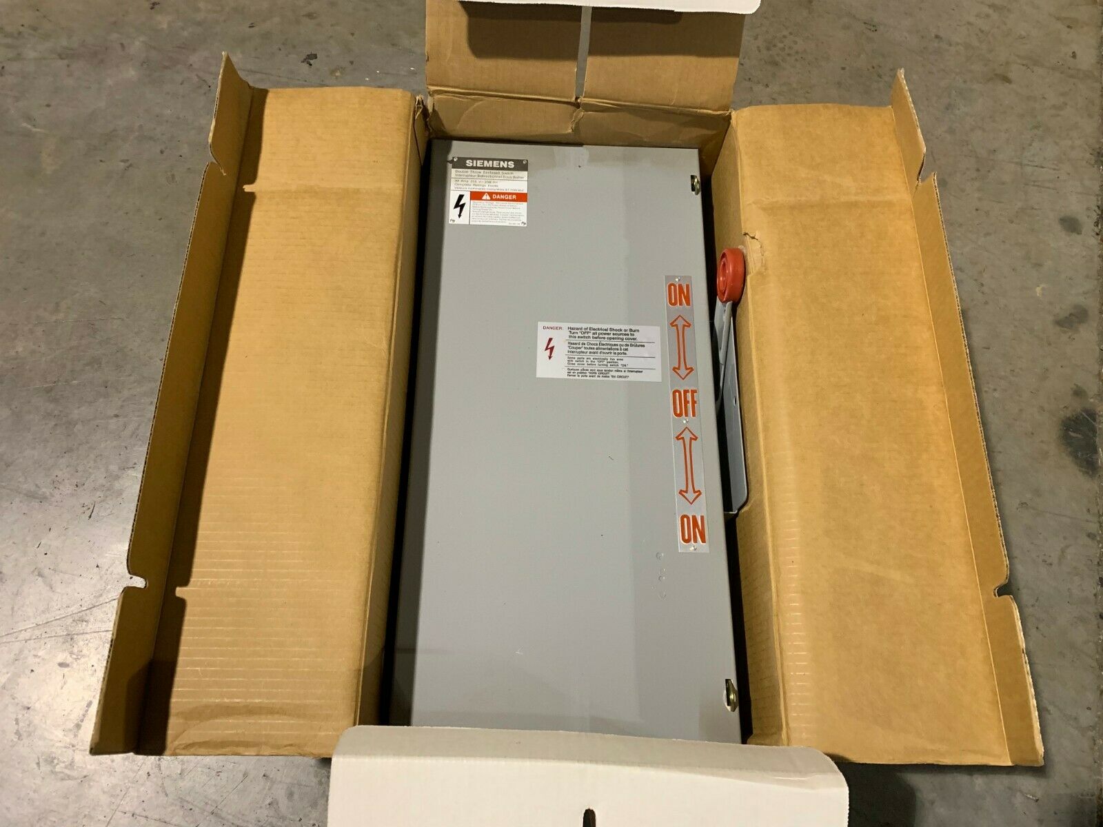 NEW IN BOX SIEMENS 30AMP 240V. 2 POLE DOUBLE THROW SAFETY SWITCH NFC221DTK