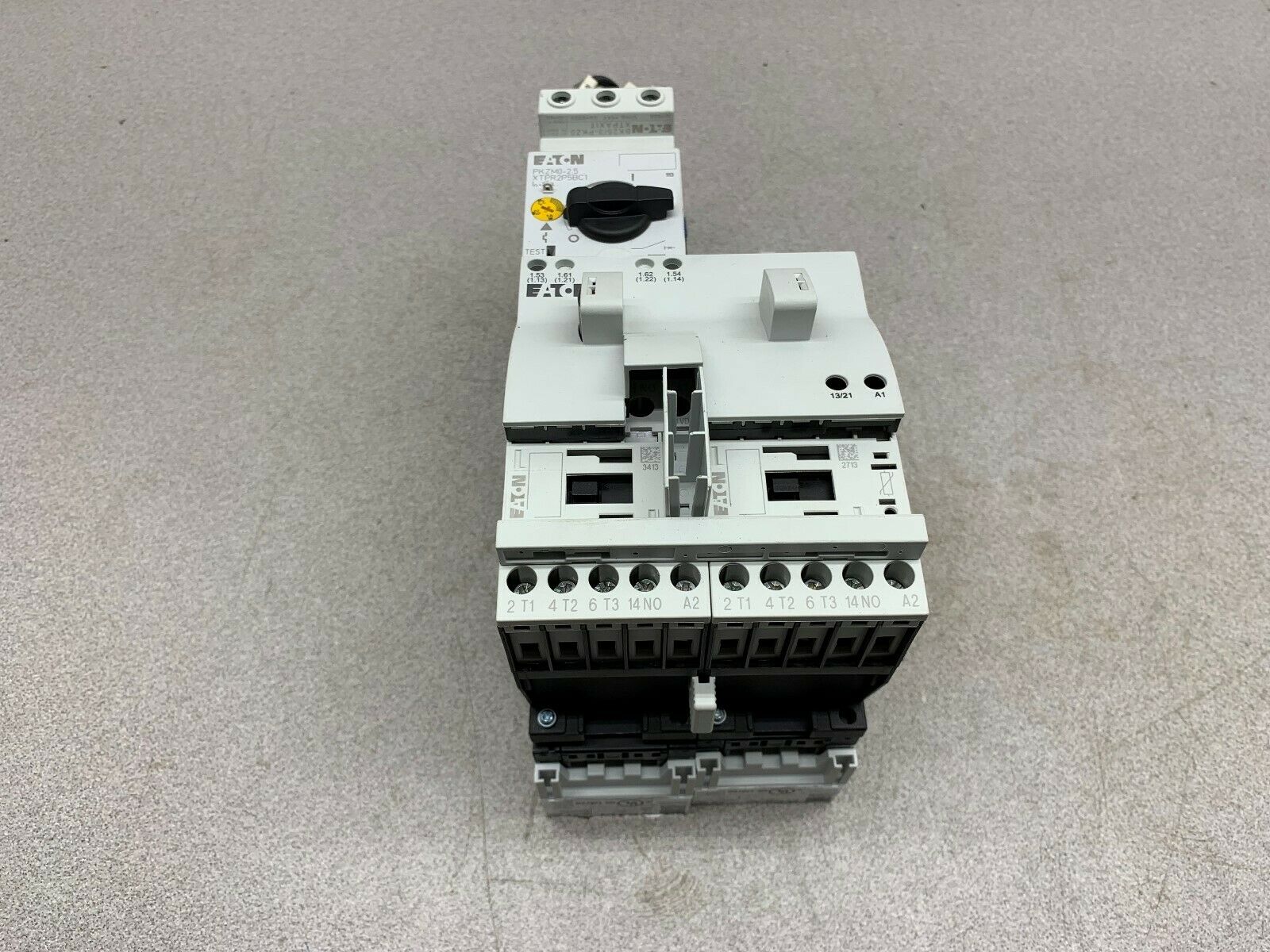 NEW TAKEOUT EATON MOTOR STARTER PKZM0-2.5 XTPR2P5BC1 WITH CONTACTORS SV 9340.260