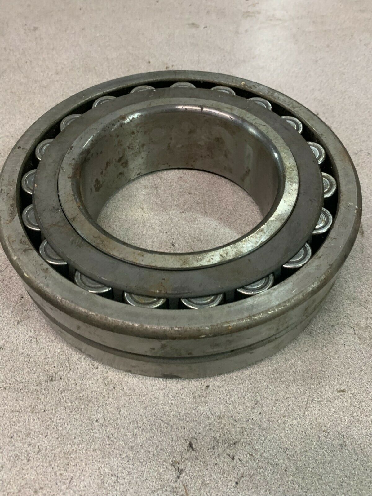 NEW NO BOX SKF SPHERICAL ROLLER BEARING 22222C C3