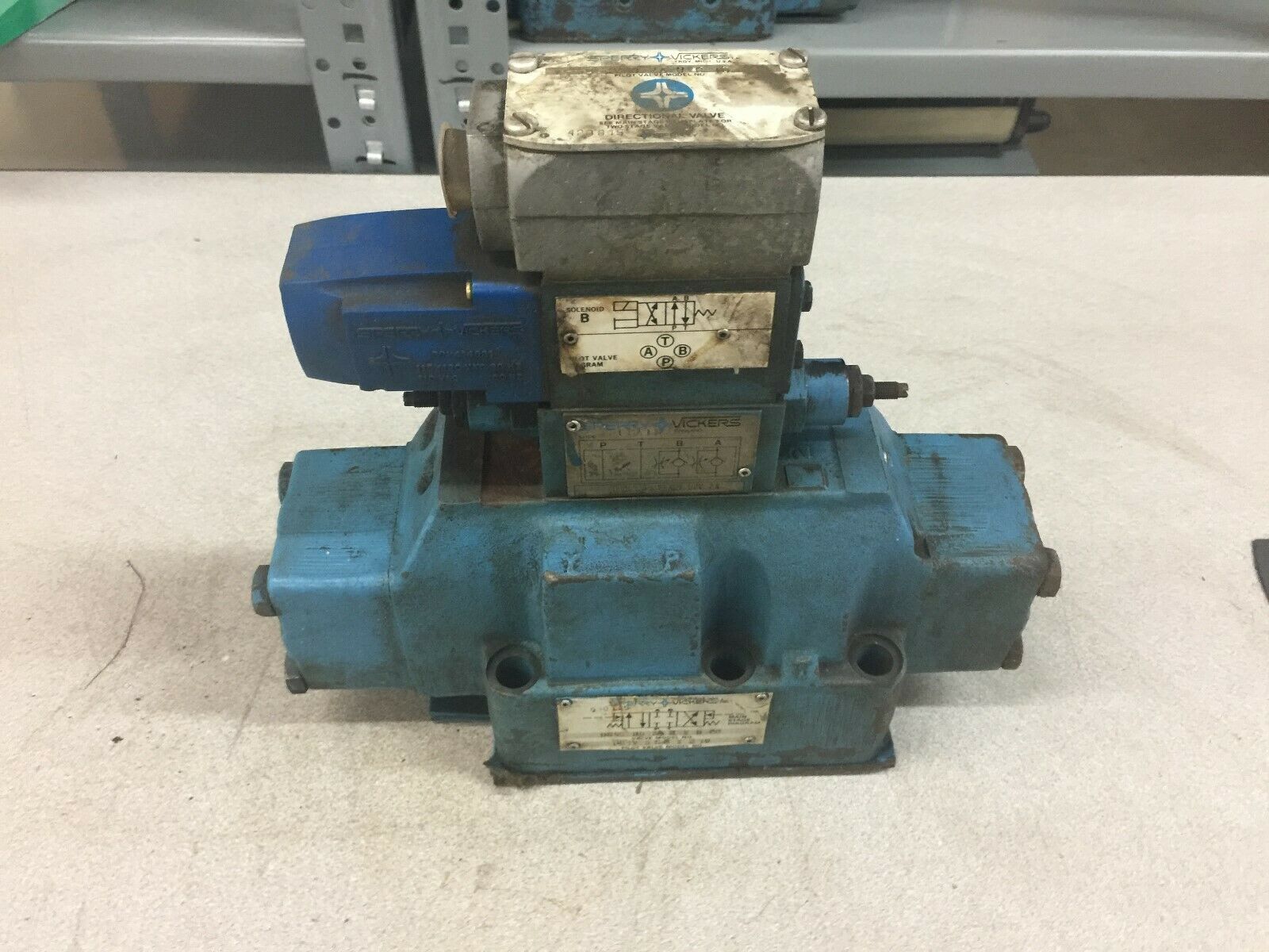 USED VICKERS SOLENOID DIRECTIONAL CONTROL VALVE DG4V-3-2A-U-B-10 / D6MFN-3 Y A2W